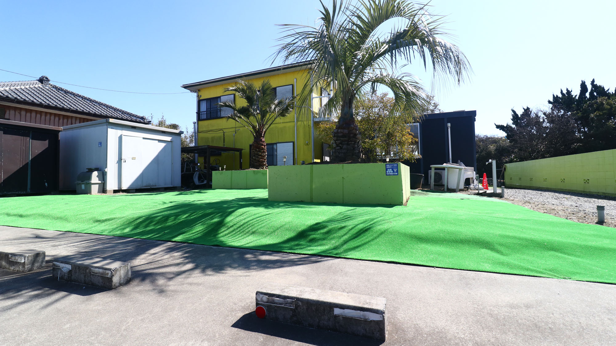 アネックス_お庭には人工芝も*