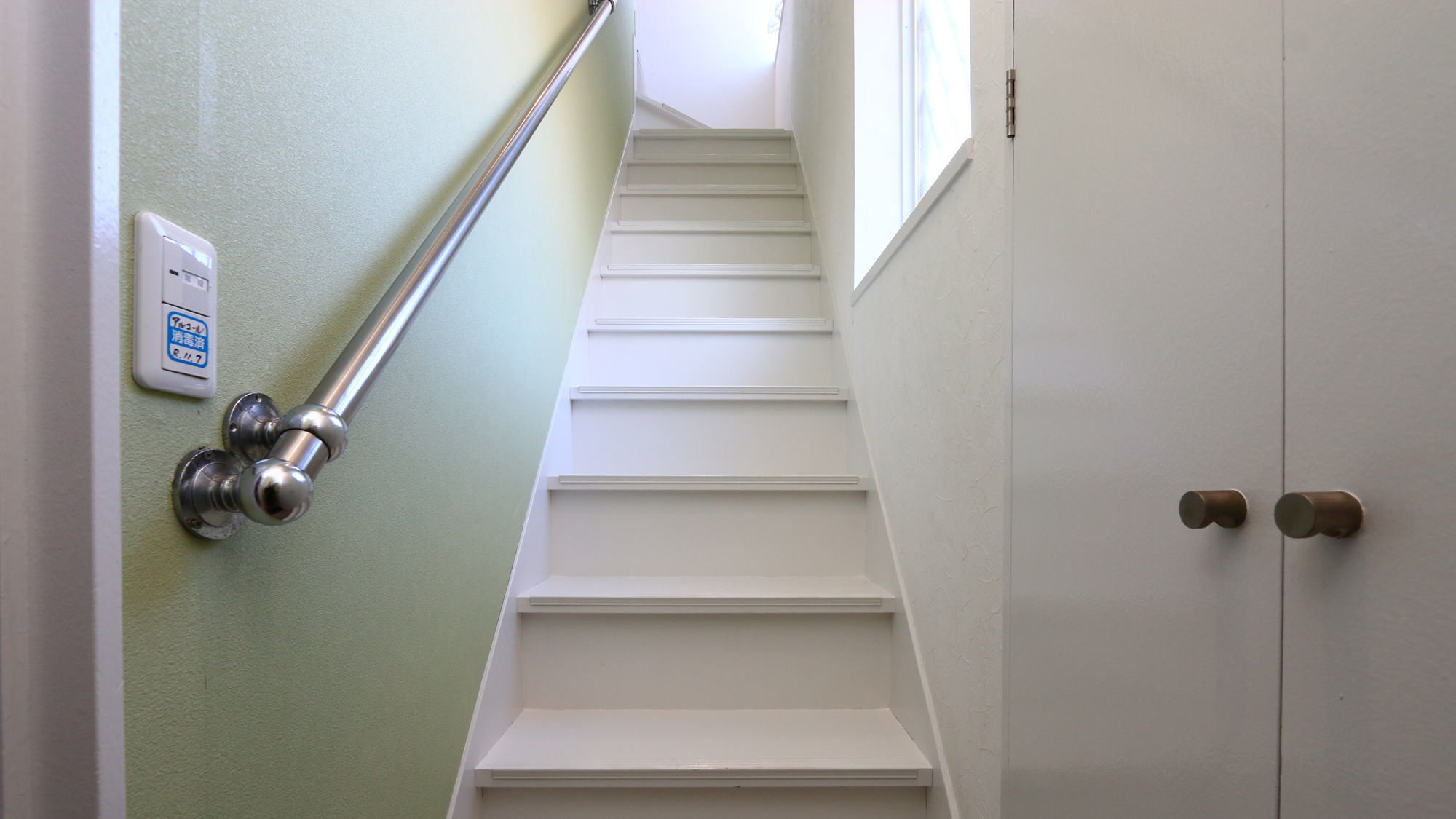 本館【1階】2階への階段＊