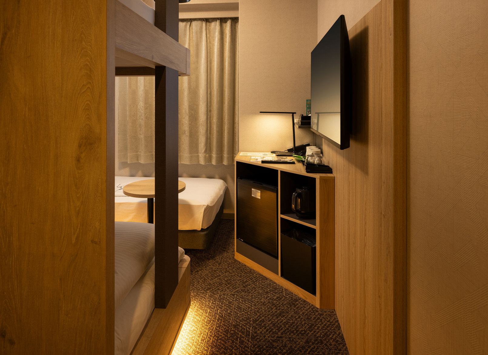 【客室/トリプルルーム】シングルベッド1台と2段ベッドを備え、3名様でのご宿泊が可能。