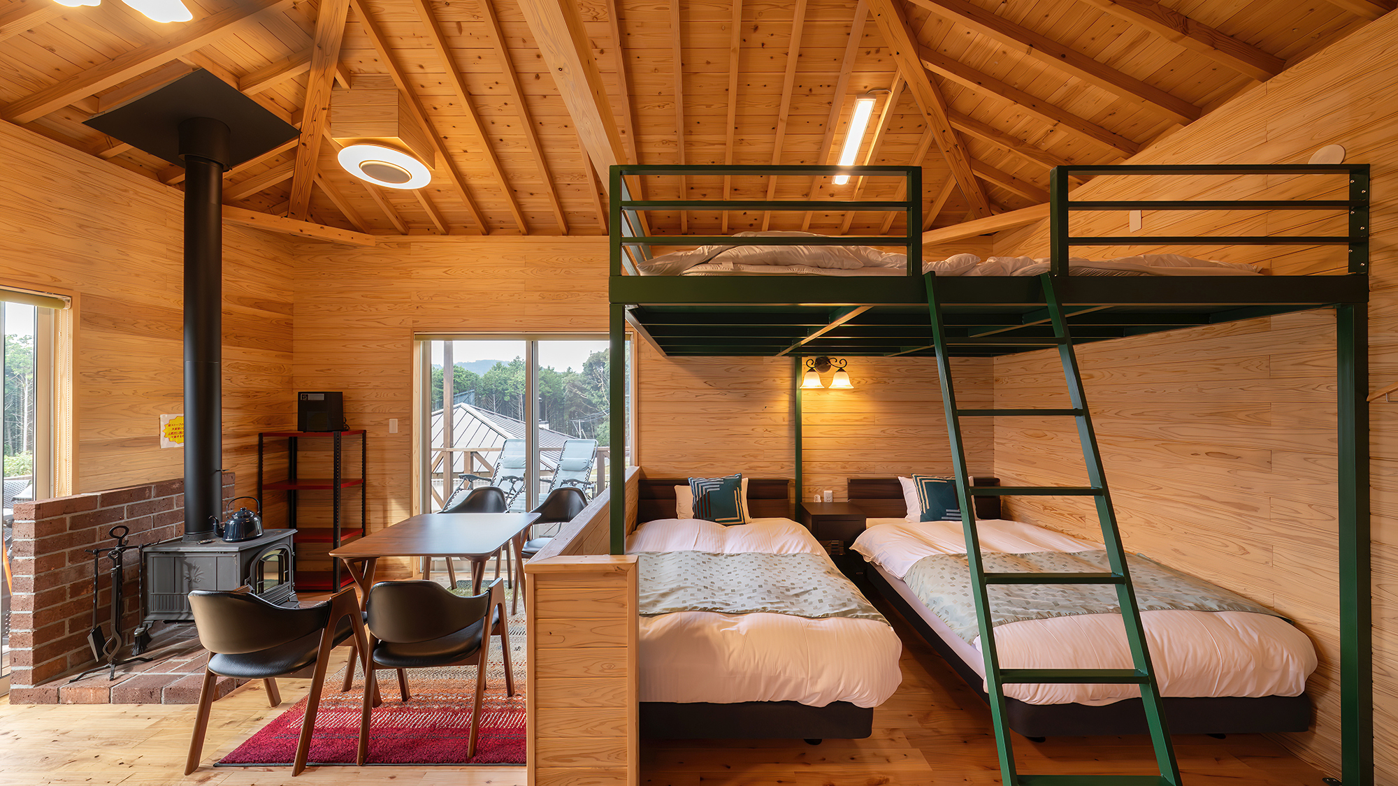 【スタンダードヴィラ】天井が高いので、ロフトを昇っても圧迫感がなく快適！