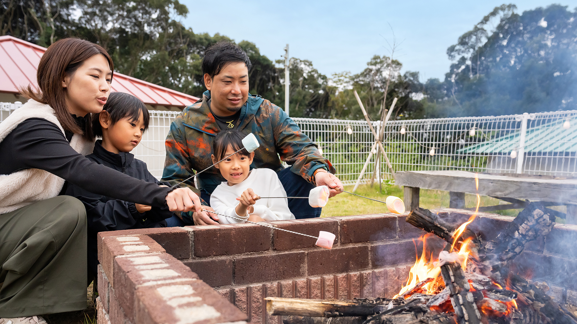 共用スペースにて、不定期にキャンプファイヤーも開催。とろ～り熱々の焼きマシュマロ、火傷にご注意！