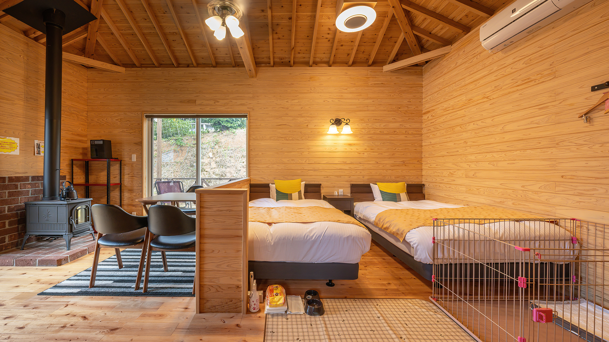 【ガーデンヴィラ】天井が高く、開放的な空間。