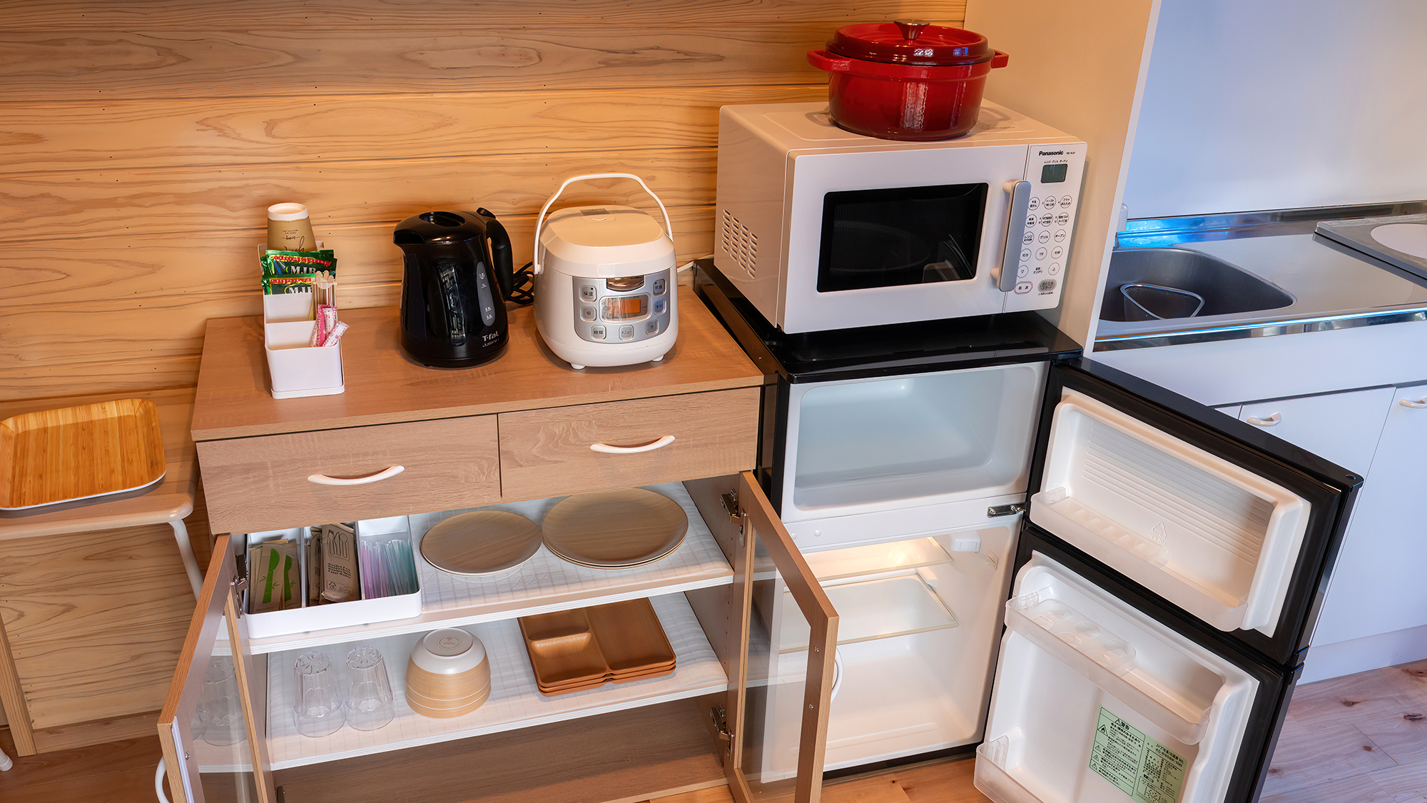 【客室設備】電子レンジ・炊飯器・スキレット鍋など、調理家電も充実