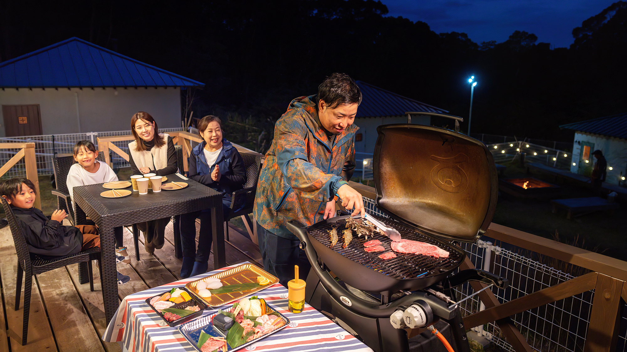パパの腕の見せ所！火力調整ができるBBQグリルなので、焦がす心配なく美味しく焼き上げます♪