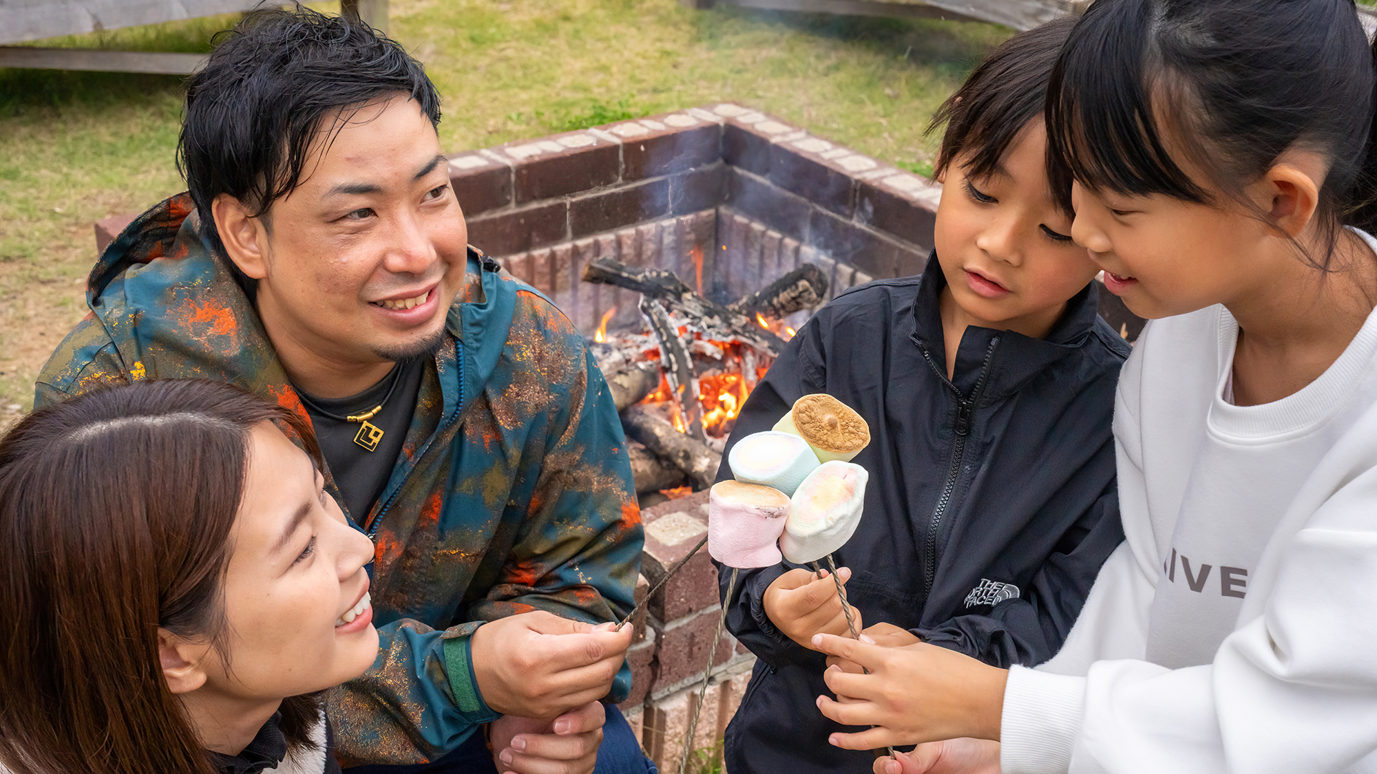 共用スペースにて、不定期にキャンプファイヤーも開催。とろ～り熱々の焼きマシュマロ、火傷にご注意！