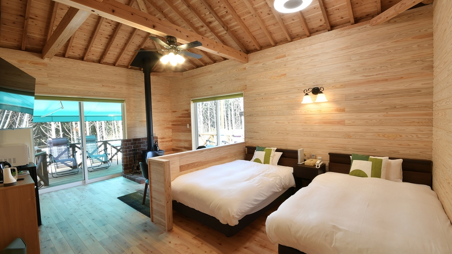 吹き抜け天井で開放感のある室内は天然木でログハウス風の壁。薪ストーブで贅沢な時間を過ごして下さい。