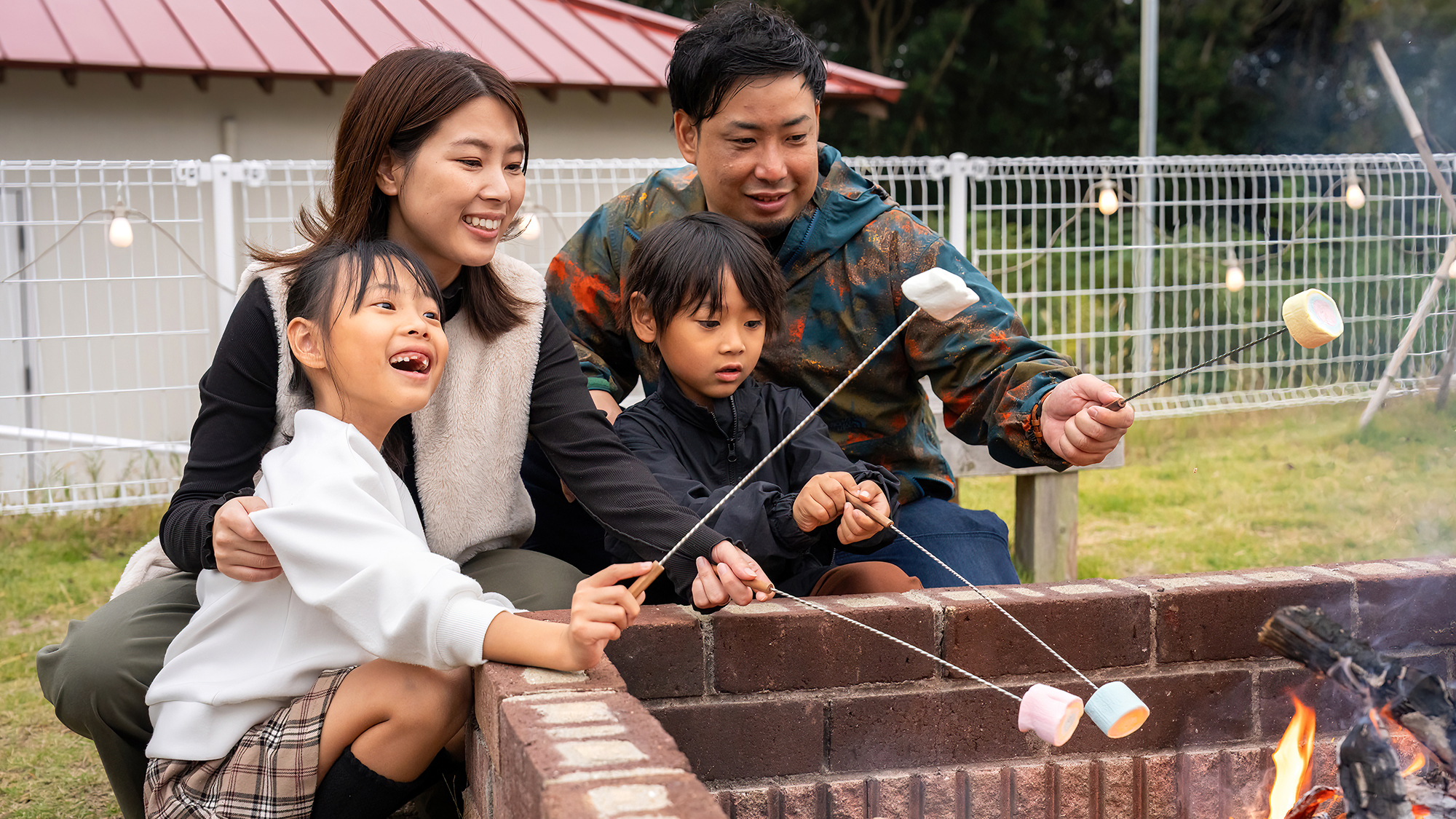共用スペースにて、不定期にキャンプファイヤーも開催。とろ～り熱々の焼きマシュマロ、火傷にご注意！