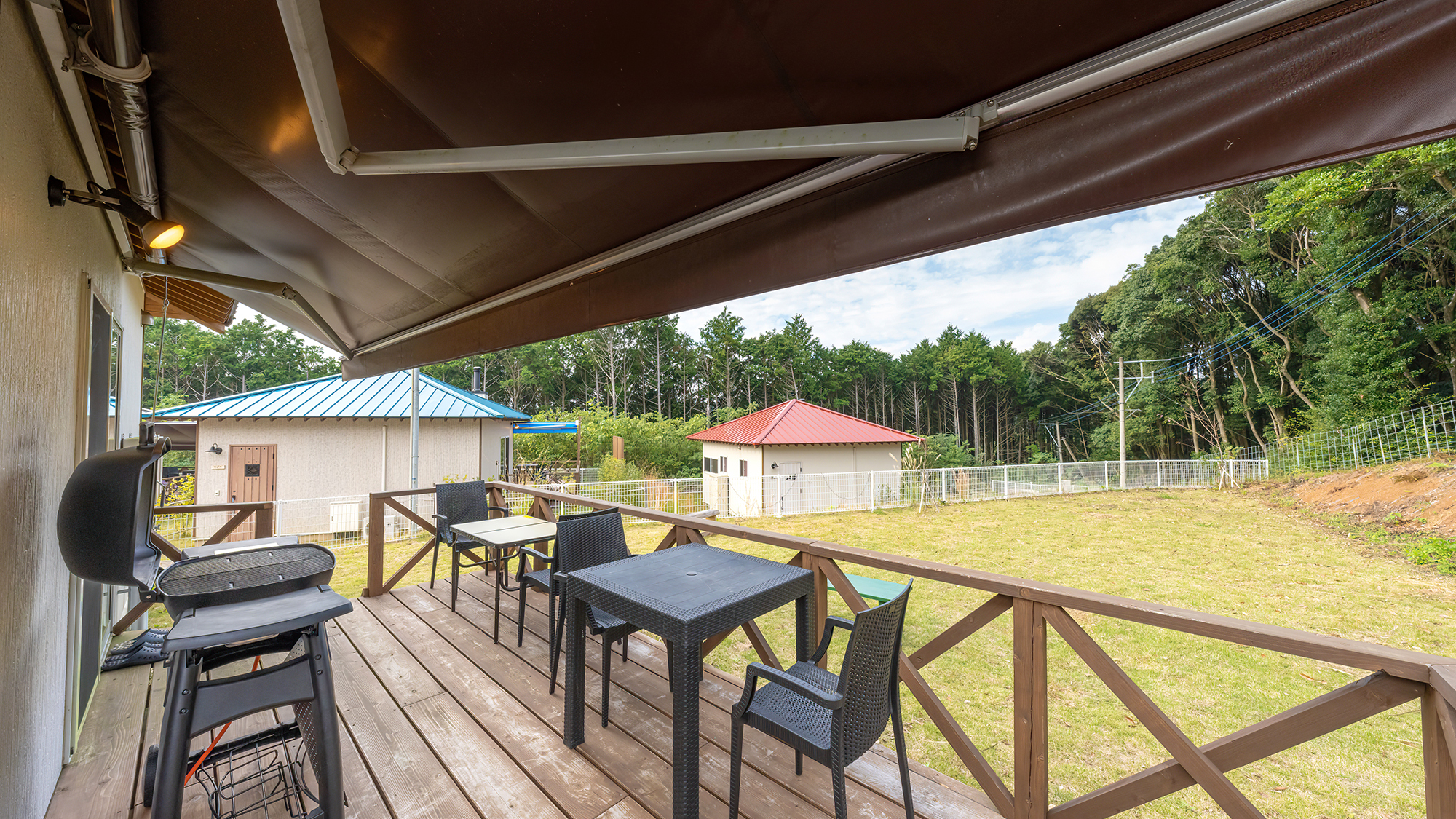 【ガーデンヴィラ：ウッドデッキ】広々芝生スペースは、ワンちゃんが走ったりミニスポーツにもぴったり！