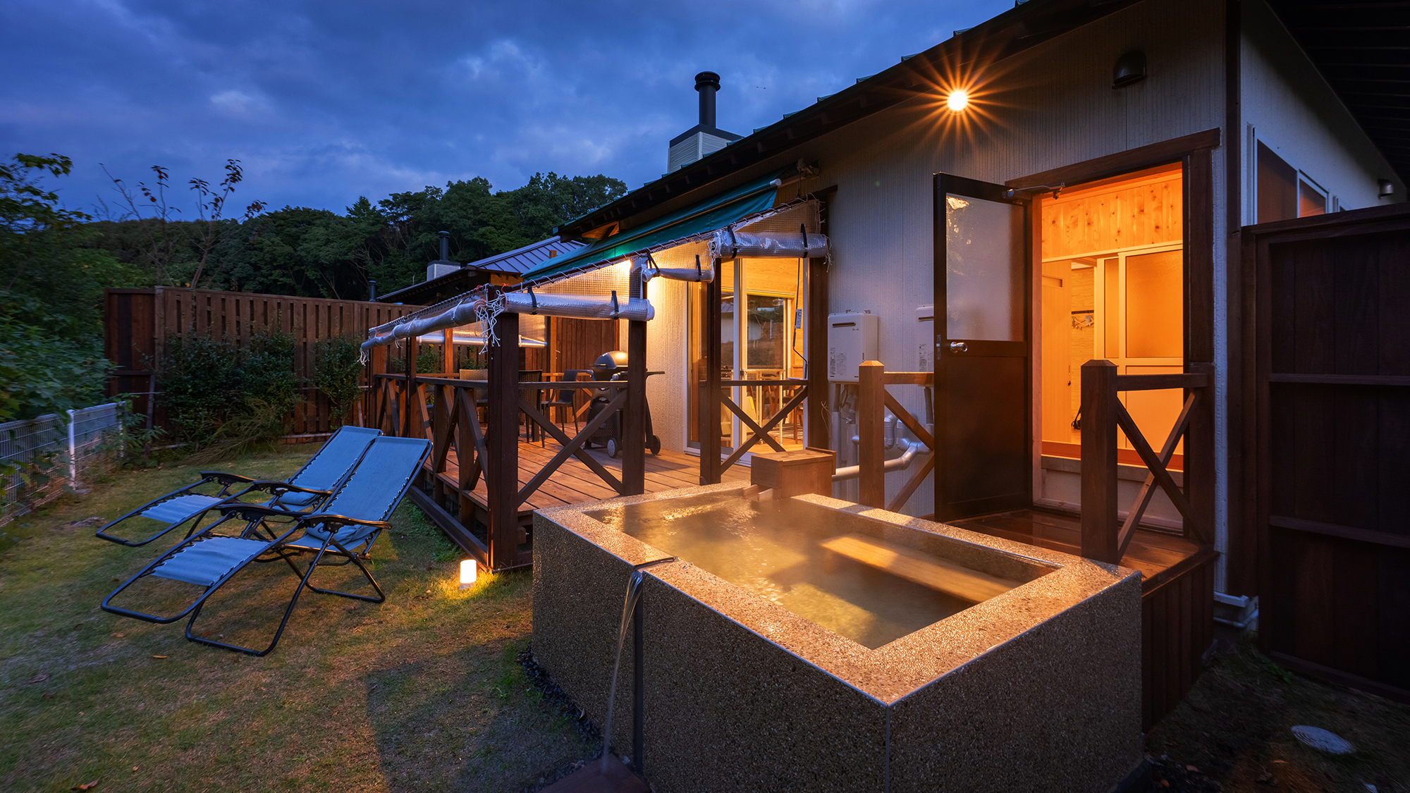 【エグゼクティブヴィラ】静かな夜の自然に包まれる贅沢空間。天然温泉で疲れを癒す