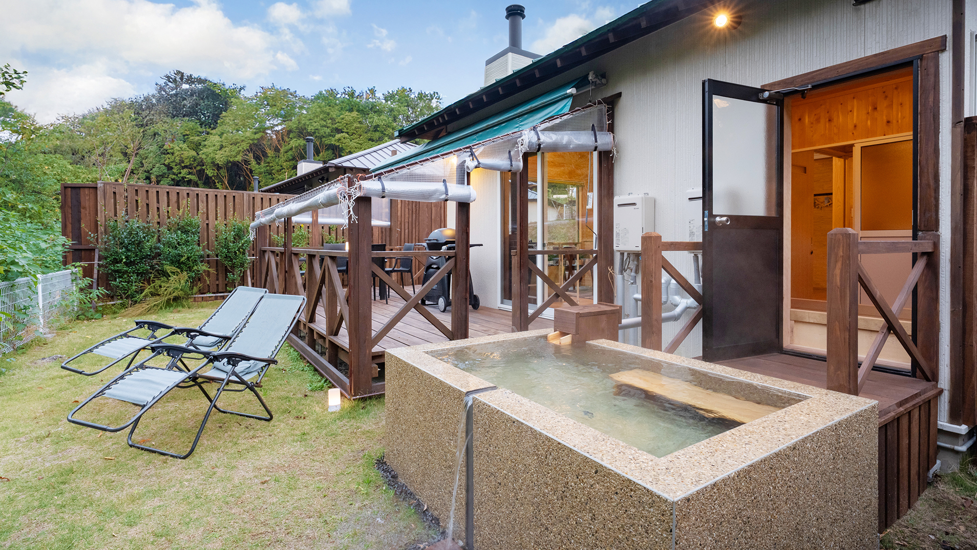 【デラックスヴィラ】開放的な露天風呂に身をゆだね、優雅な休日を過ごす