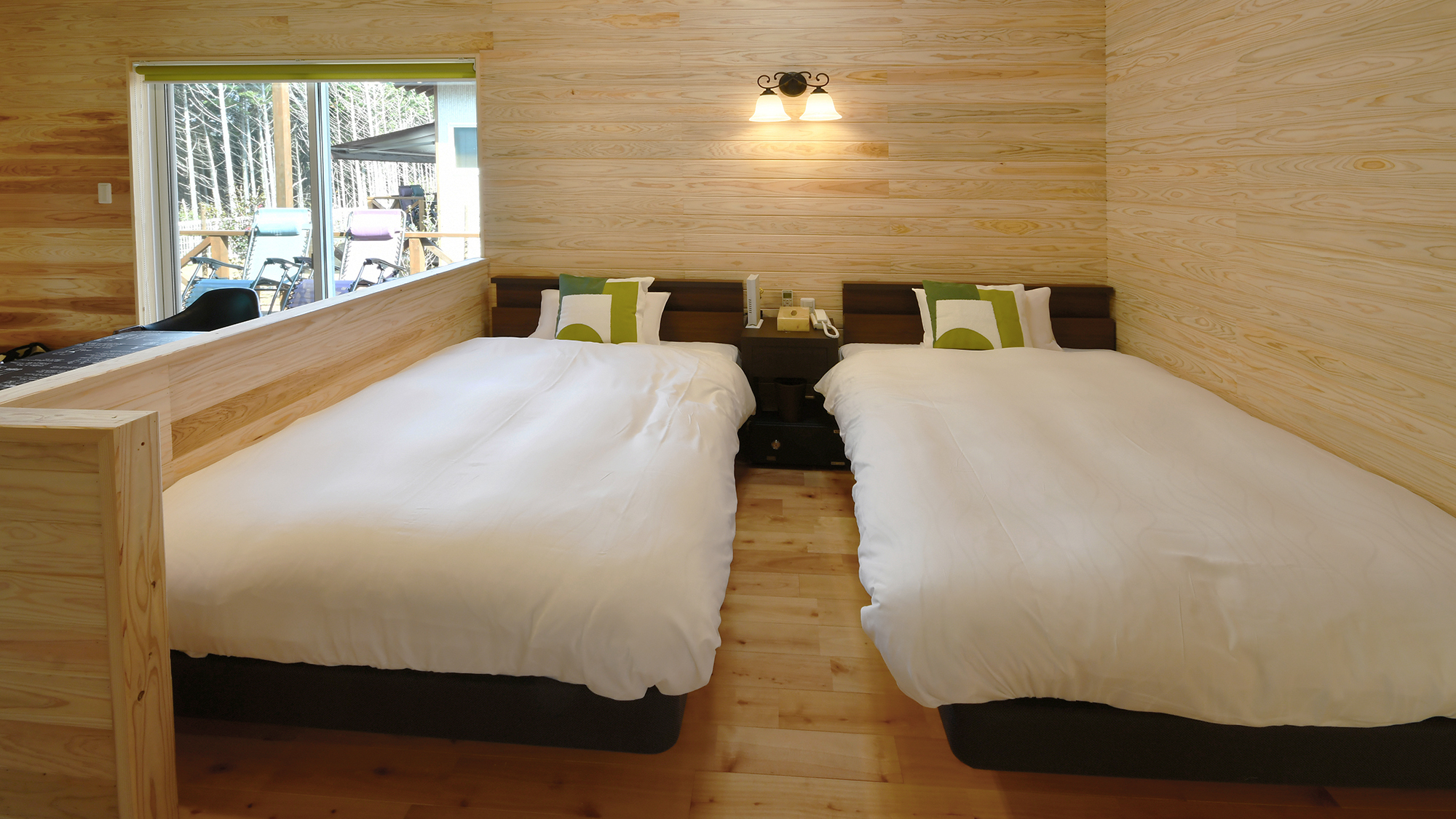 ホテル仕様・高品質のポケットコイルのマットレスであるシモンズを採用したベッド。