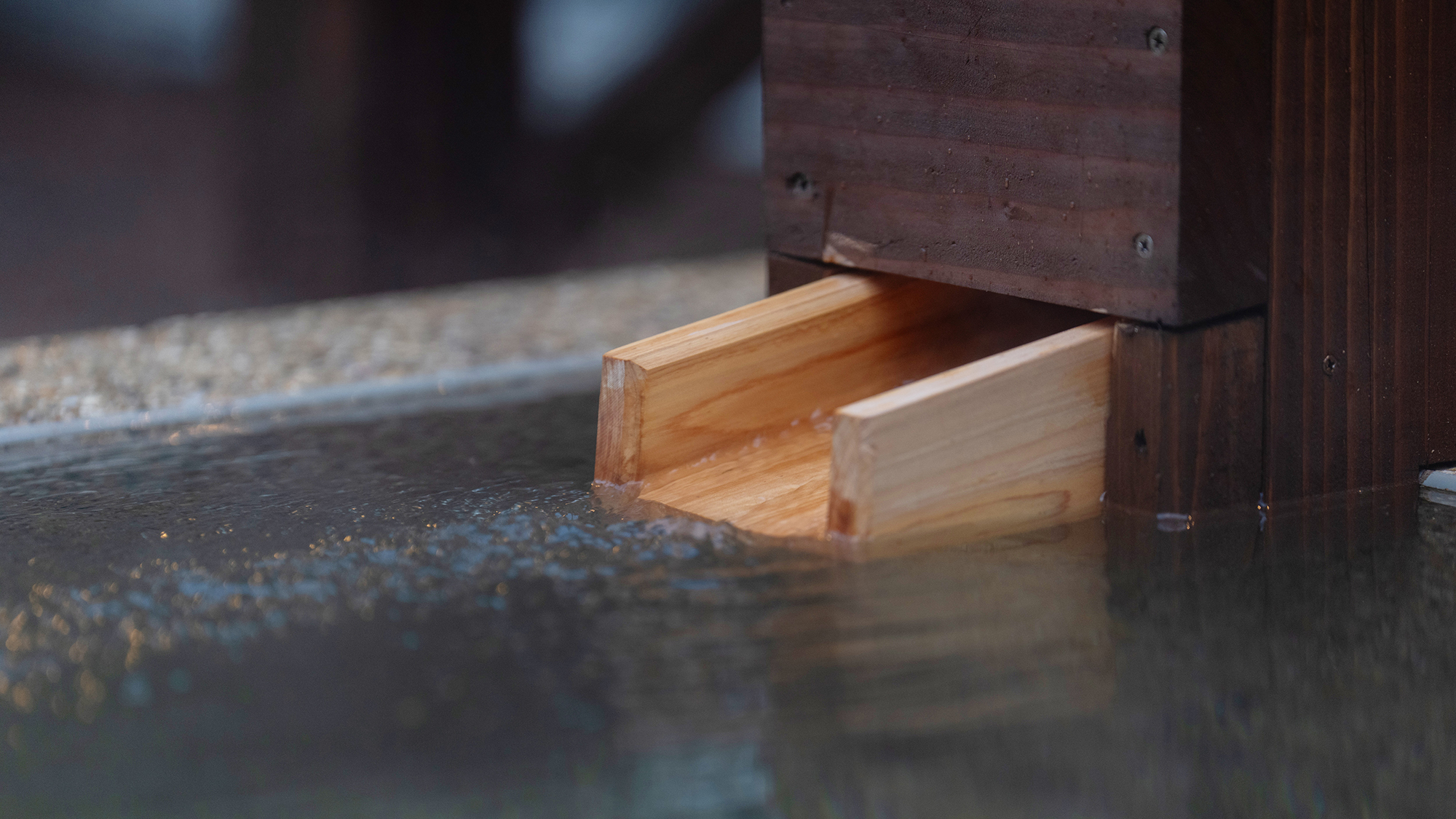 【露天風呂イメージ】さざめく木々の音に耳を澄ませ、天然温泉で心身を解き放つ至福のひととき