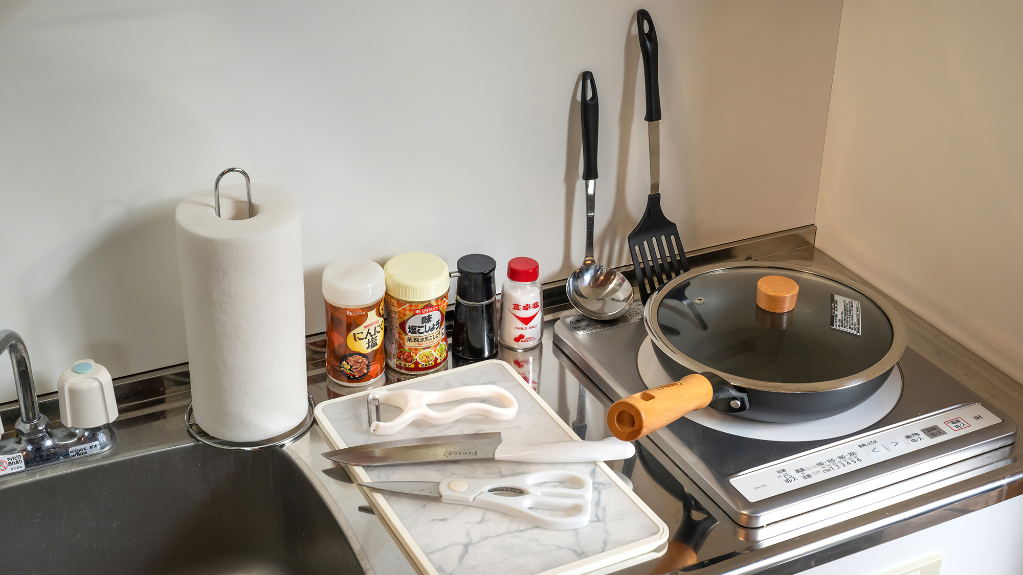 【客室設備】基本的なキッチン用品・調味料など取り揃えております