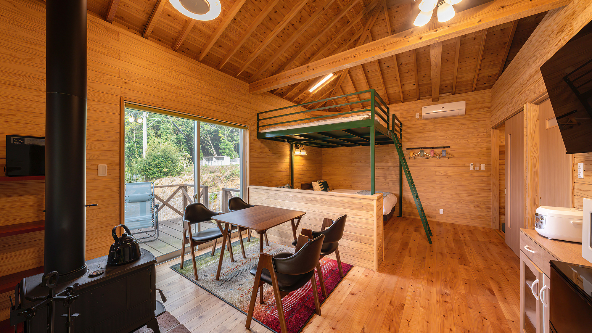 【スタンダードヴィラ】家族で団欒のひとときを過ごすリビングスペースもございます。