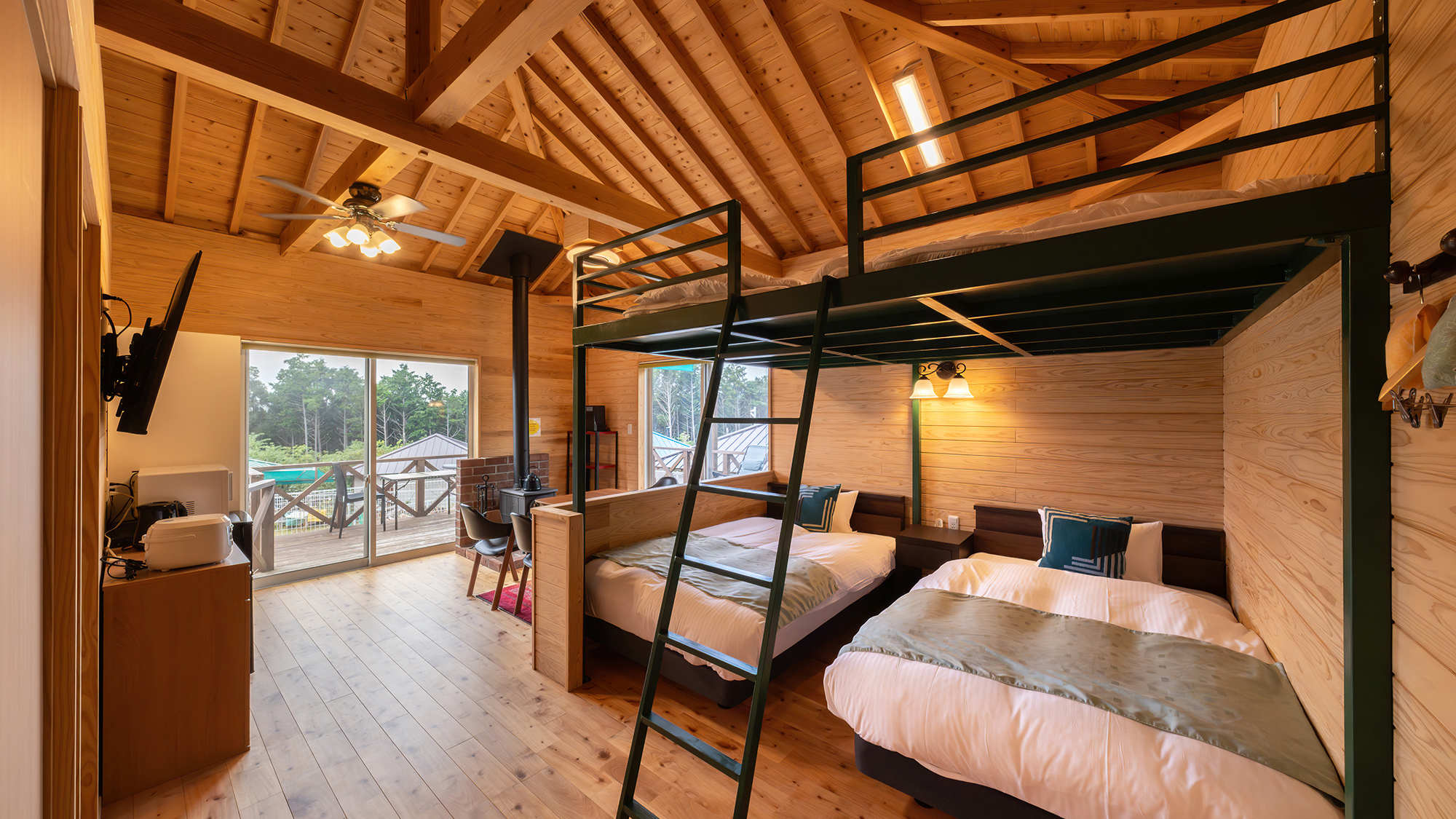 【スタンダードヴィラ】天井が高いので、ロフトを昇っても圧迫感がなく快適！ご家族おすすめのお部屋です。