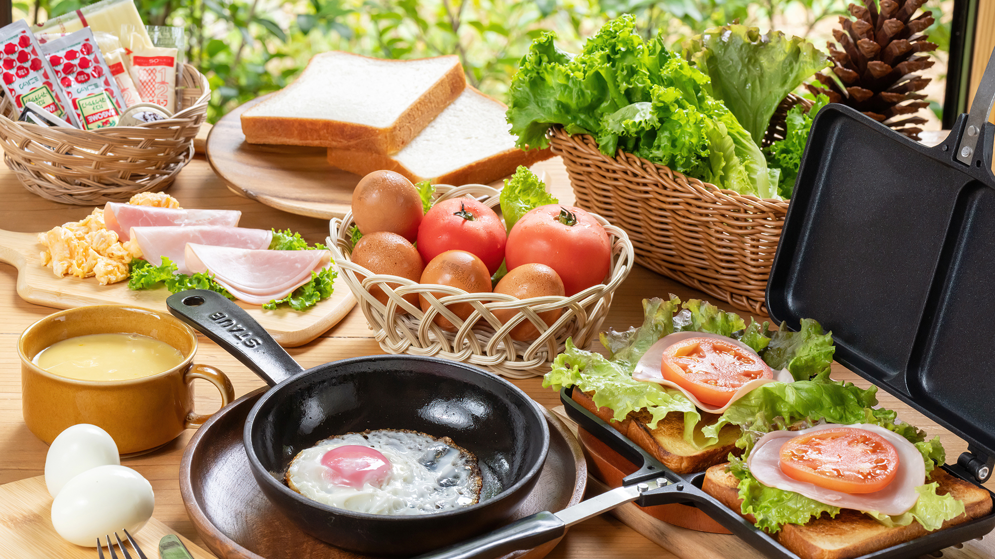 【朝食】鮮度抜群！当館自慢の「朝どれ卵」ほか、パンや野菜は自分の好きな味わい方で。
