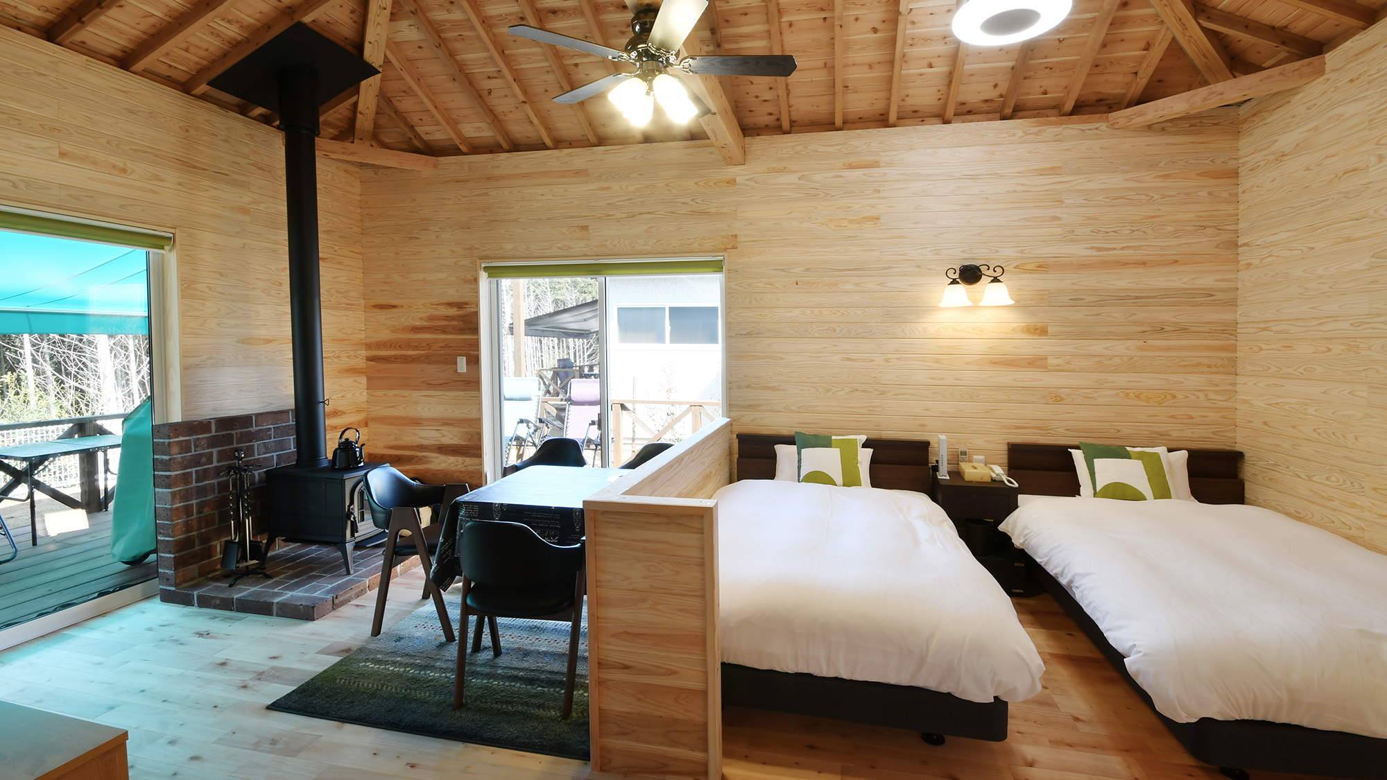吹き抜け天井で開放感のある室内は天然木でログハウス風の壁。薪ストーブで贅沢な時間を過ごして下さい。