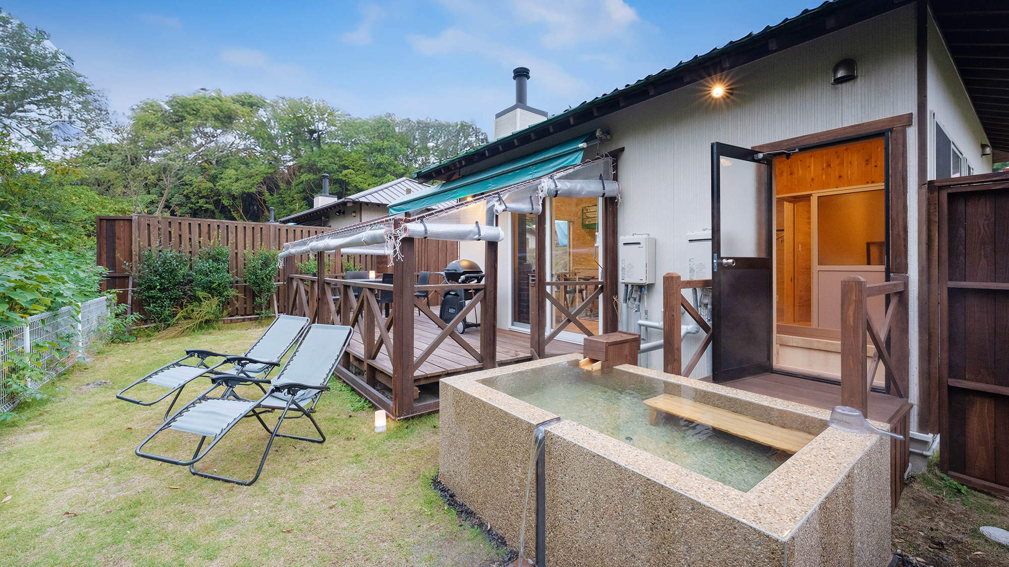 【デラックスヴィラ】緑豊かな自然に包まれ、天然温泉の露天風呂でリラックス