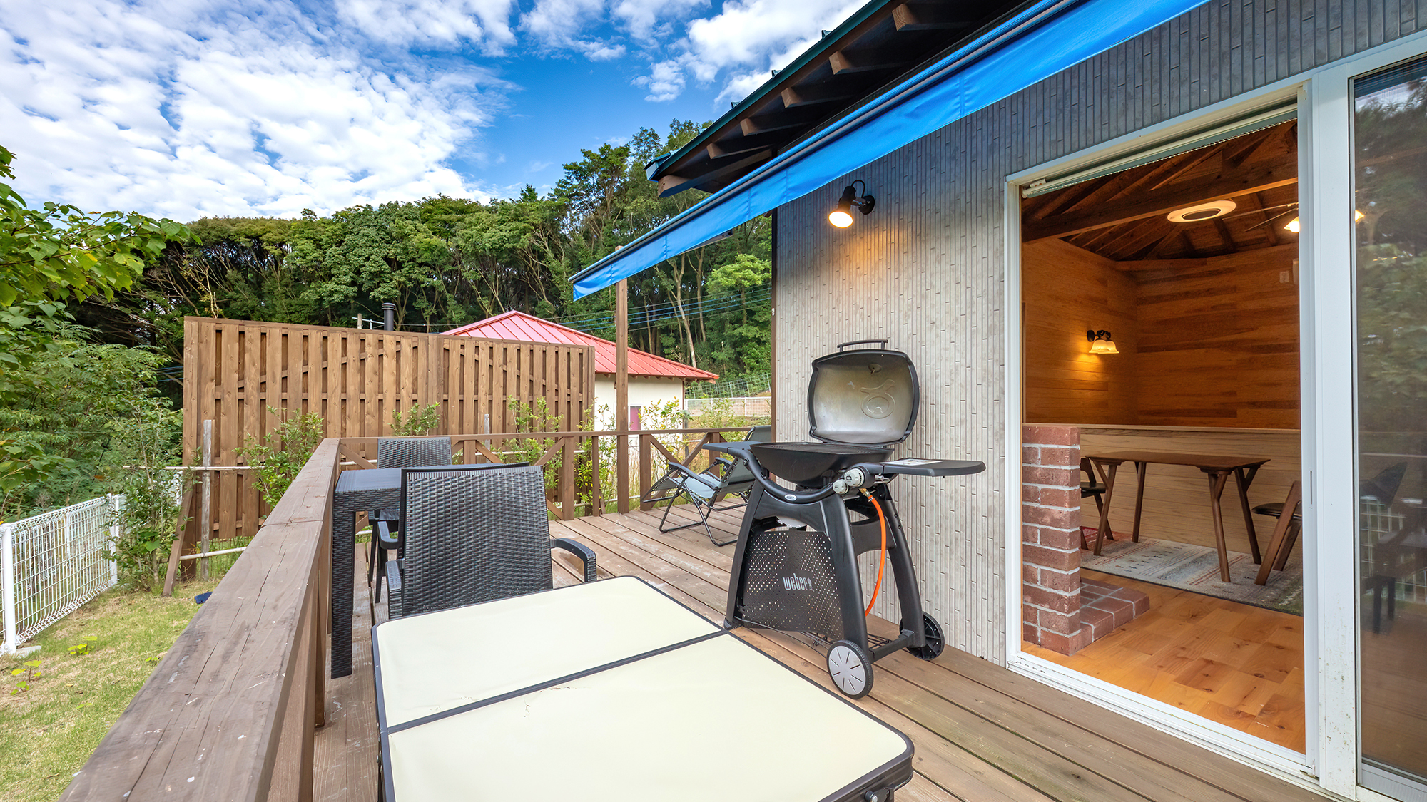 【スタンダードヴィラ：ウッドデッキ】煙の出にくいアメリカンスタイルのBBQグリルを完備