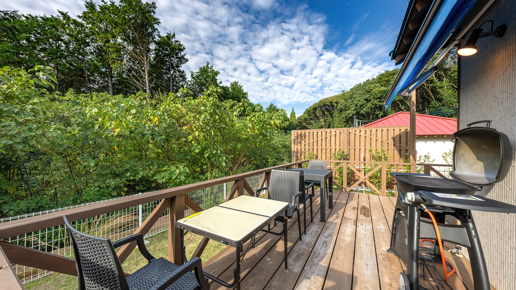 【スタンダードヴィラ：ウッドデッキ】煙の出にくいアメリカンスタイルのBBQグリルを完備