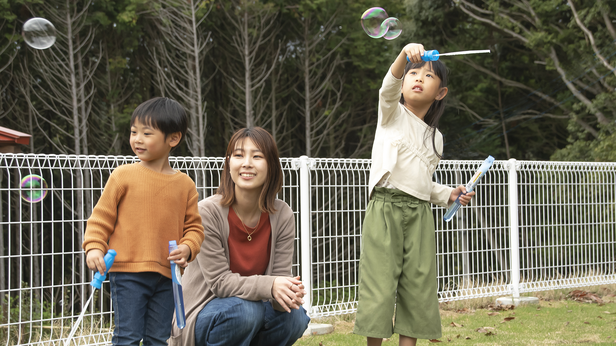 【自然の中で遊ぶ】里山の空気をいっぱいに吸いながら自然の中で遊んでください。