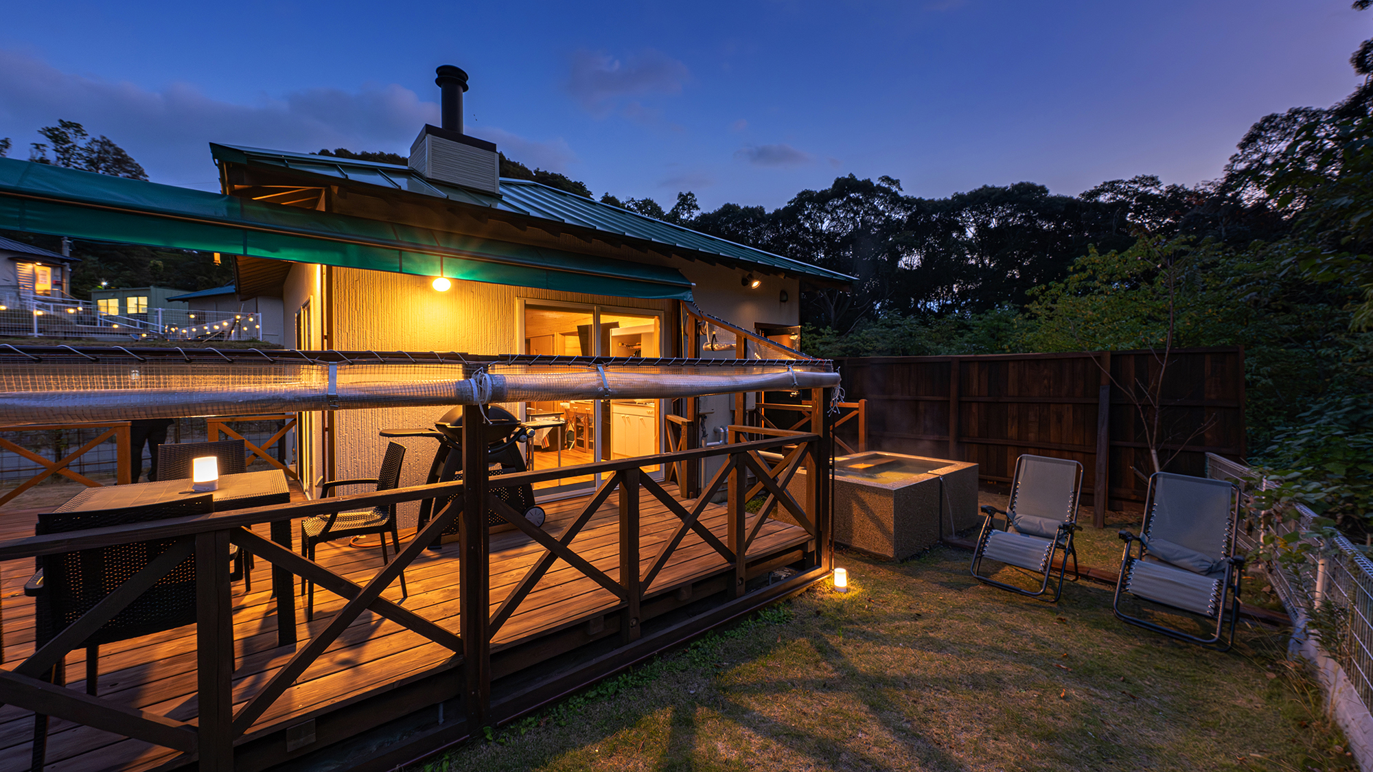 【エグゼクティブヴィラ】プライベートな露天風呂とデッキテラス。夜空を眺め過ごす上質な時間