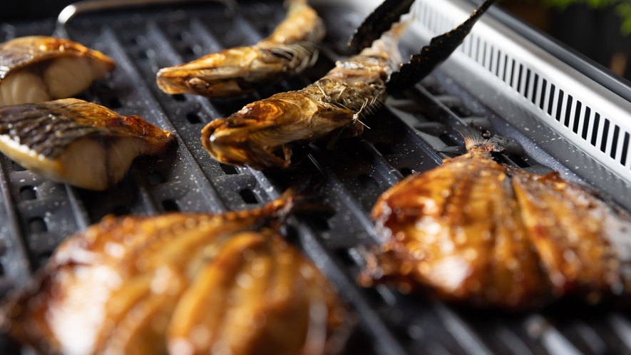 ＜朝食ビュッフェ＞ 新鮮な地魚の干物 