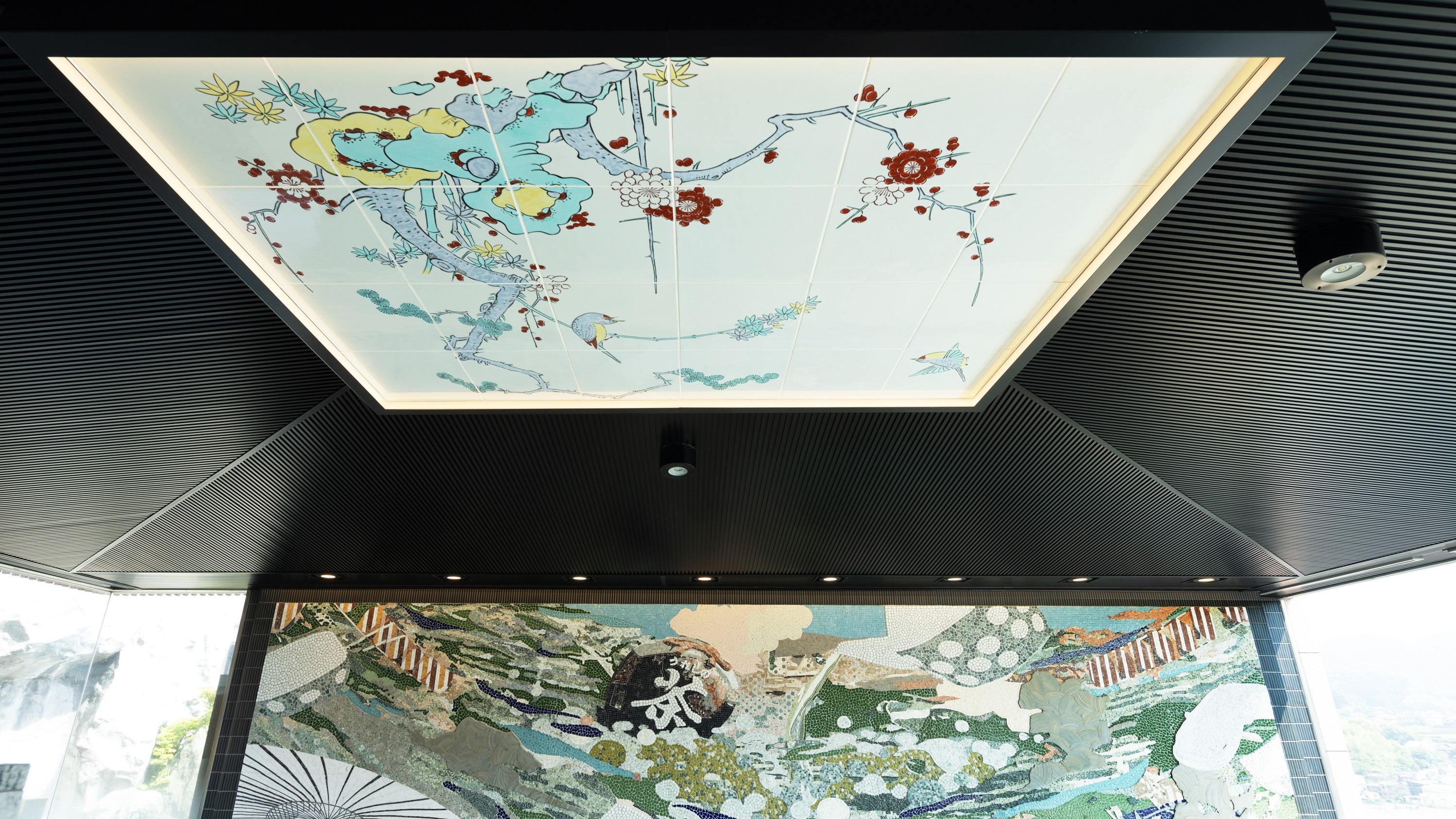 ＜男女別大浴場＞ 天井にあしらわれた有田焼のタイルアート