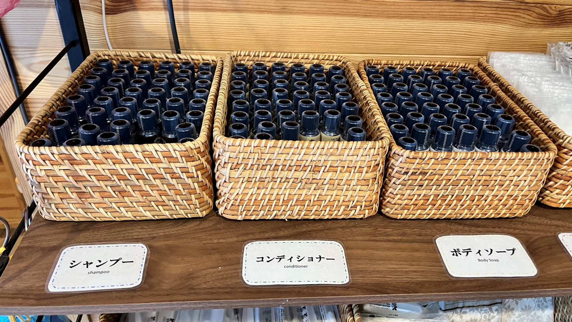 *【アメニティコーナー】レセプションハウス内にシャンプー類をご用意しております。