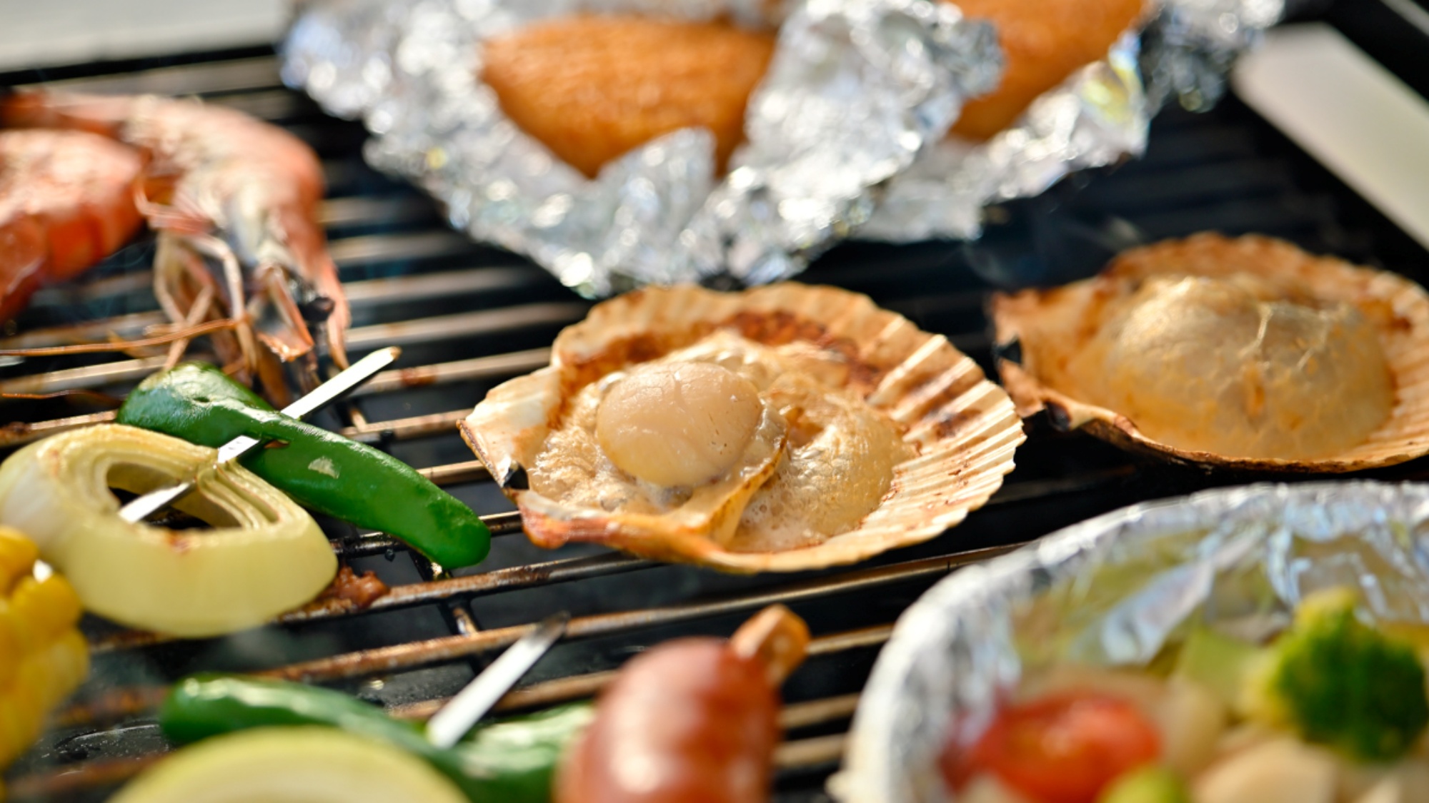 *ご夕食一例／BBQプランでは牛肉や新鮮野菜だけでなく、ホタテやエビなどの海鮮グリルも楽しめます