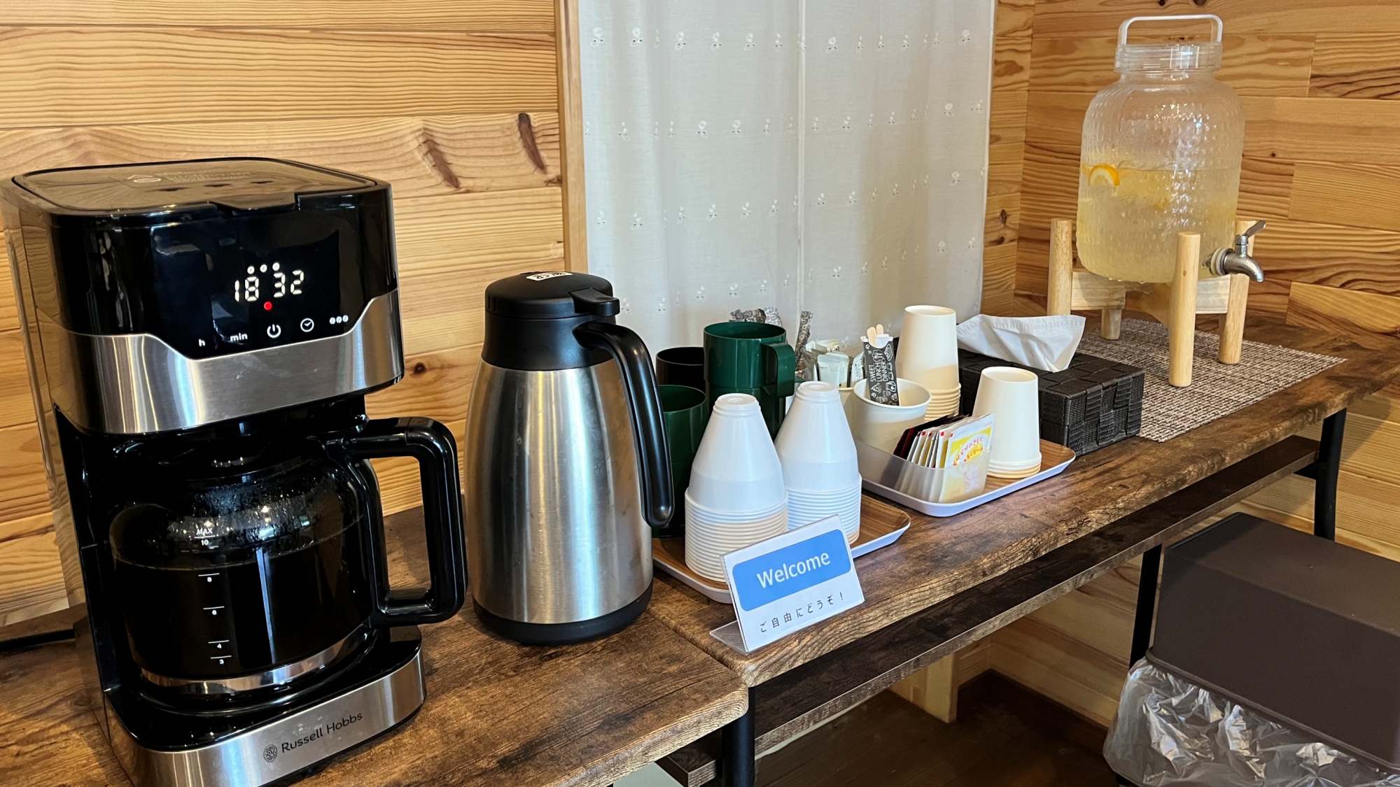 *【フリードリンク】淹れたてのコーヒーや爽やかなフレーバーウォーターでひと息。