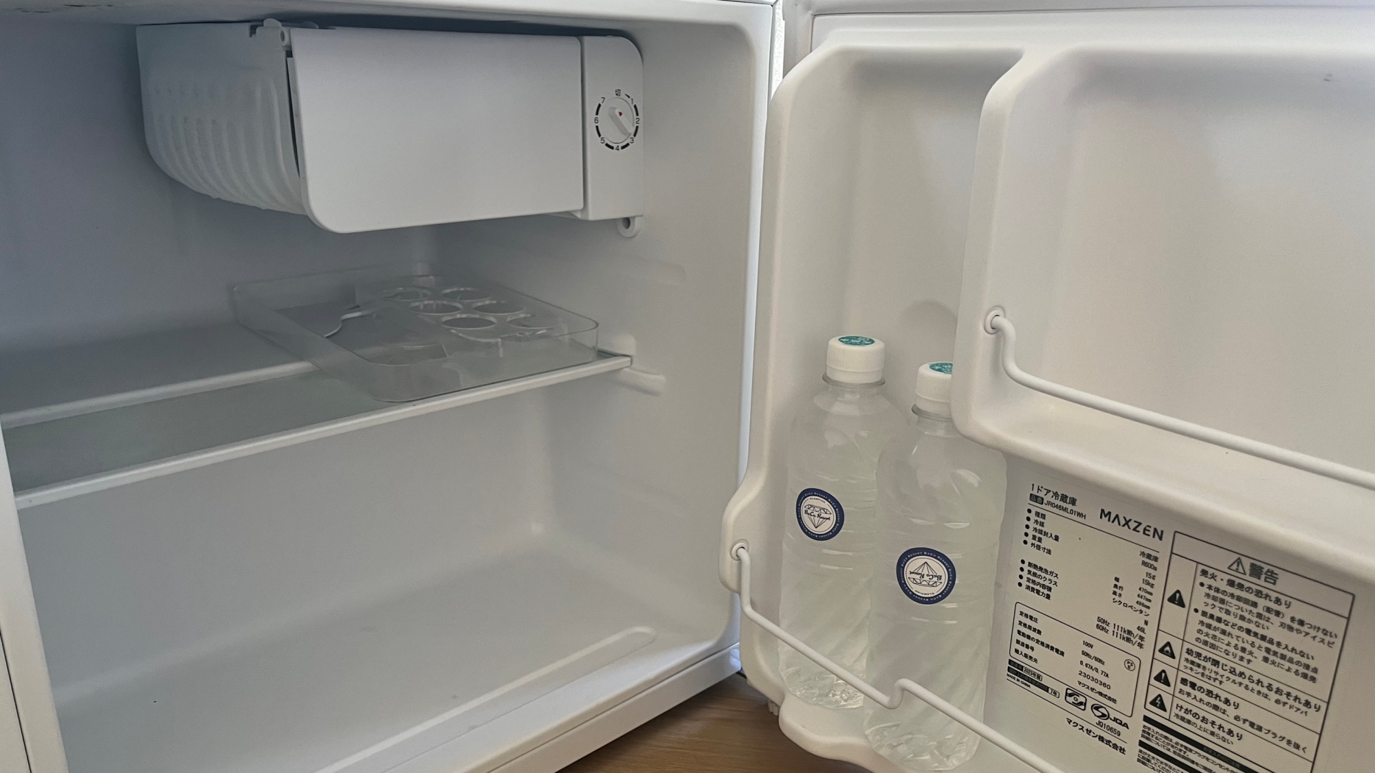 *【快適な滞在をサポート】グランピングテント内に、お飲み物・お土産の保存に便利なミニ冷蔵庫をご用意！