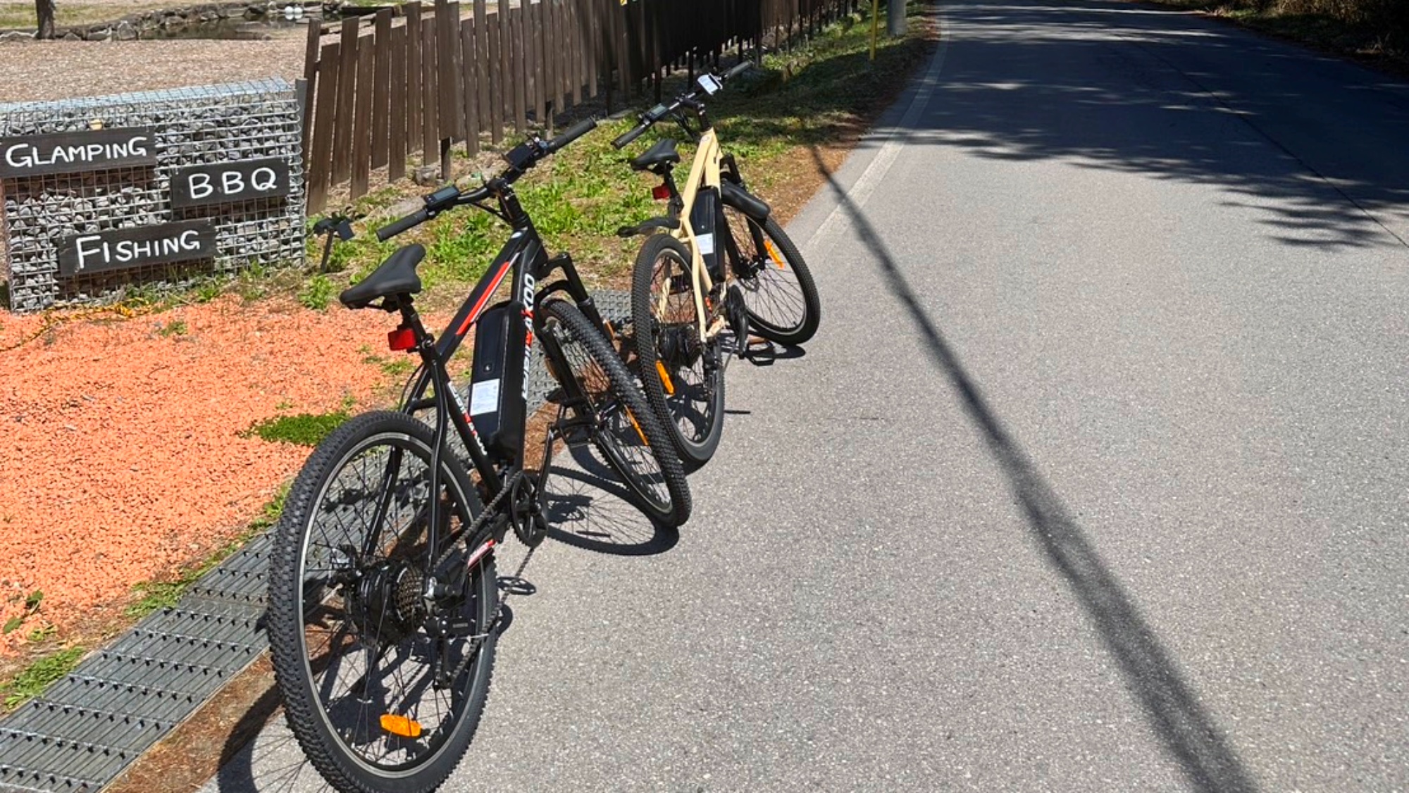 *電動自転車/おすすめのサイクリングルートで、風を感じながら心地よい時間をお楽しみください。