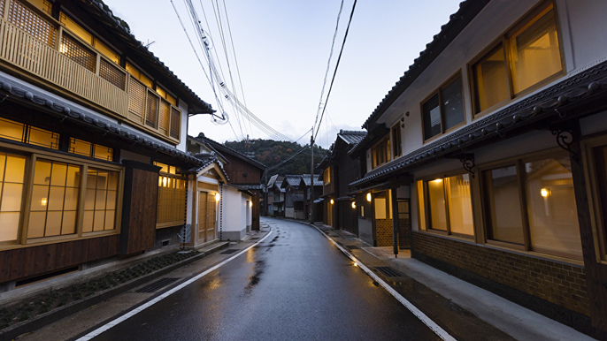 【夕食付き】提携レストランで海の京都を堪能〜ペリー来航4年後に建築された伝統建造物で旬の食材に舌鼓！