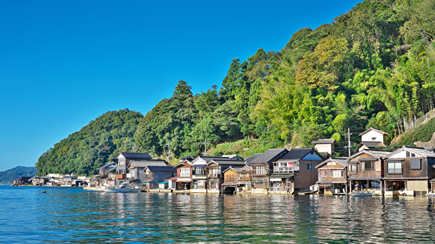 「伊根の舟屋」（重要伝統的建造物群保存地区）。