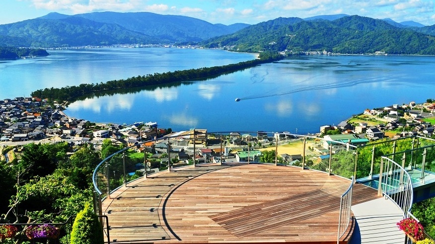 天橋立「昇龍観」は傘松公園にあり、右肩上がりの昇り龍に見えます。