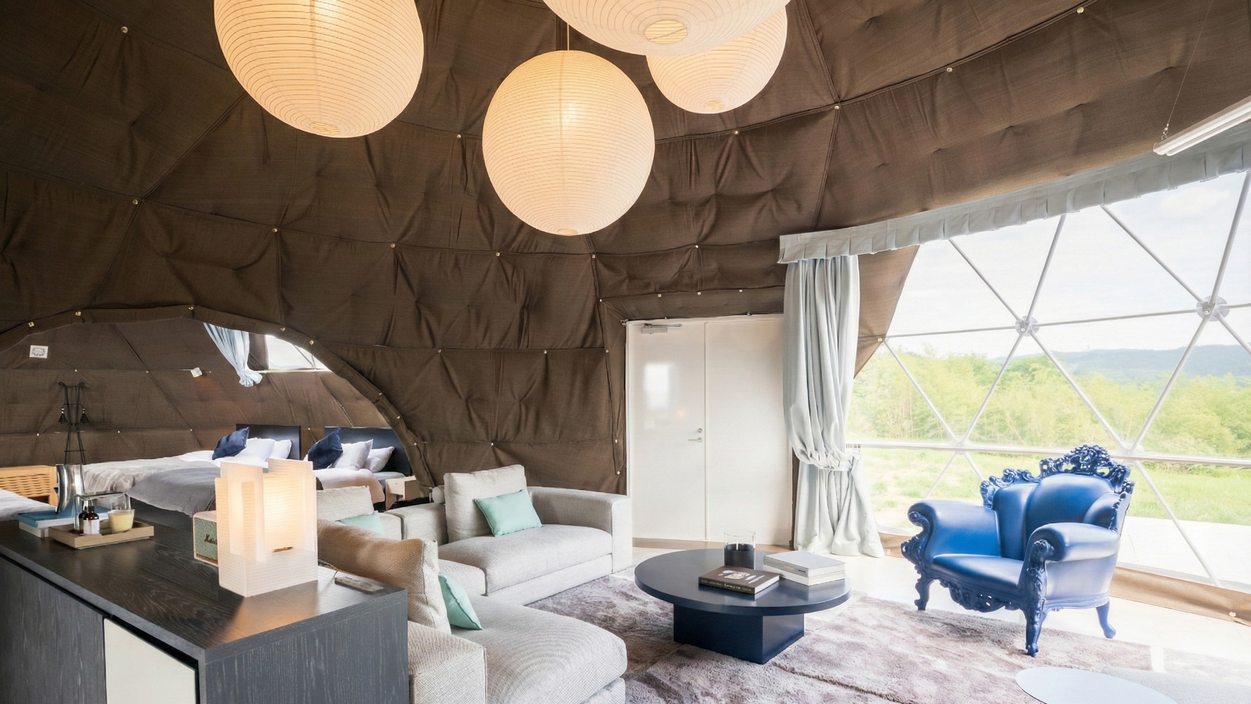 グランドスイート：リビングルームと寝室が分かれた広い居住空間