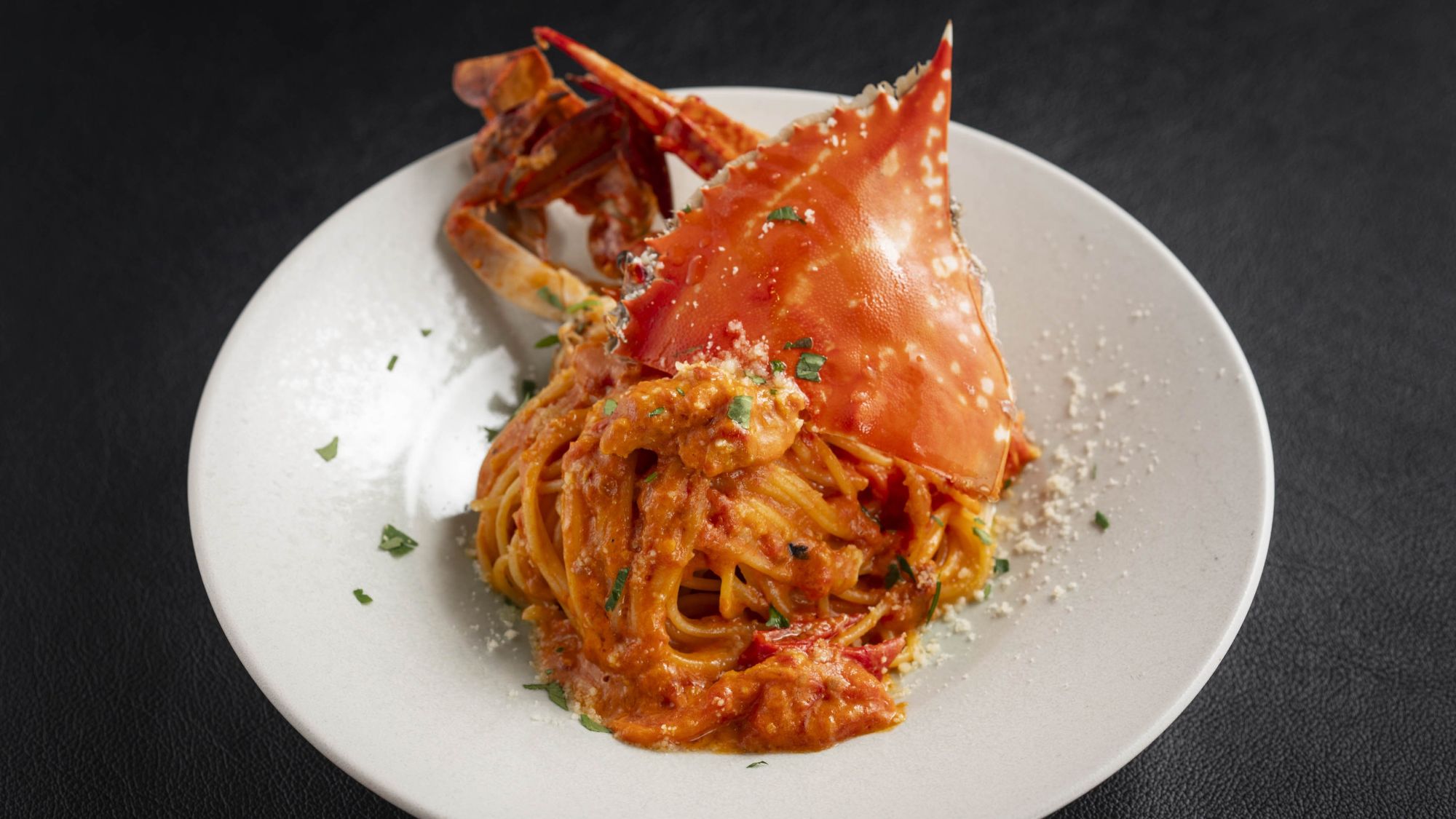 濃厚で芳醇な旨味を纏った、渡り蟹のトマトクリームパスタ