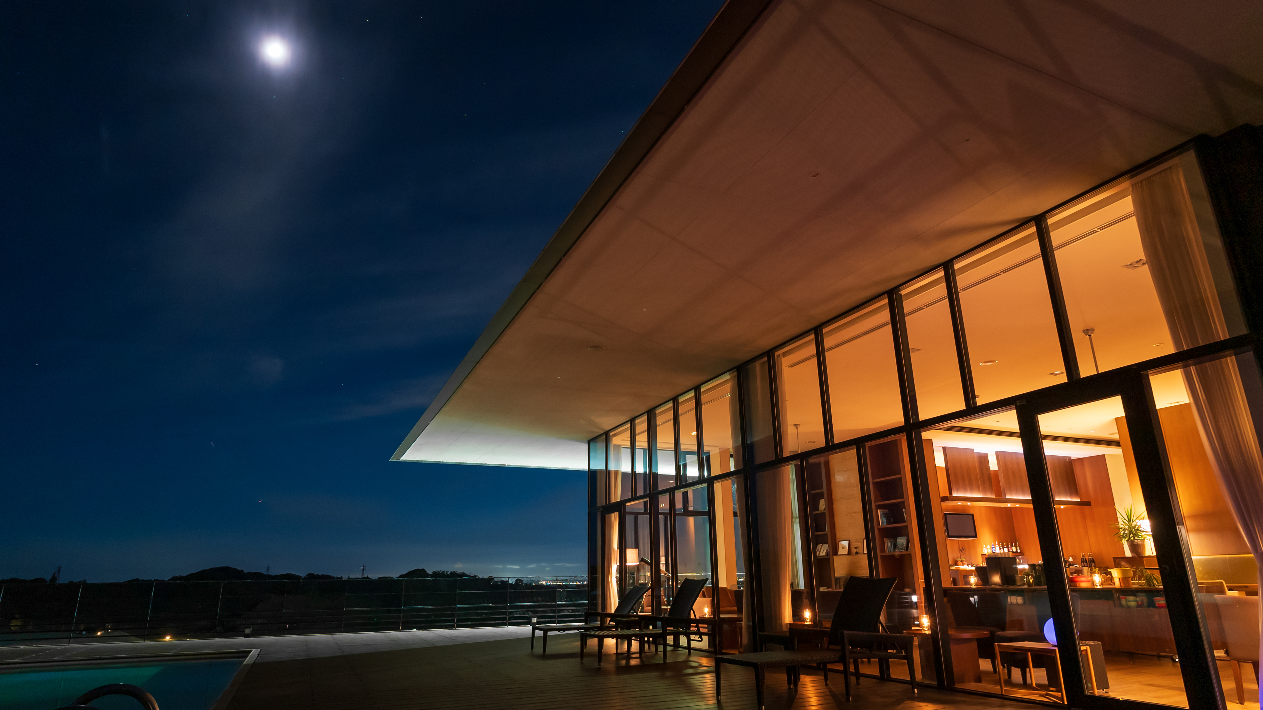 夜のクラブハウス