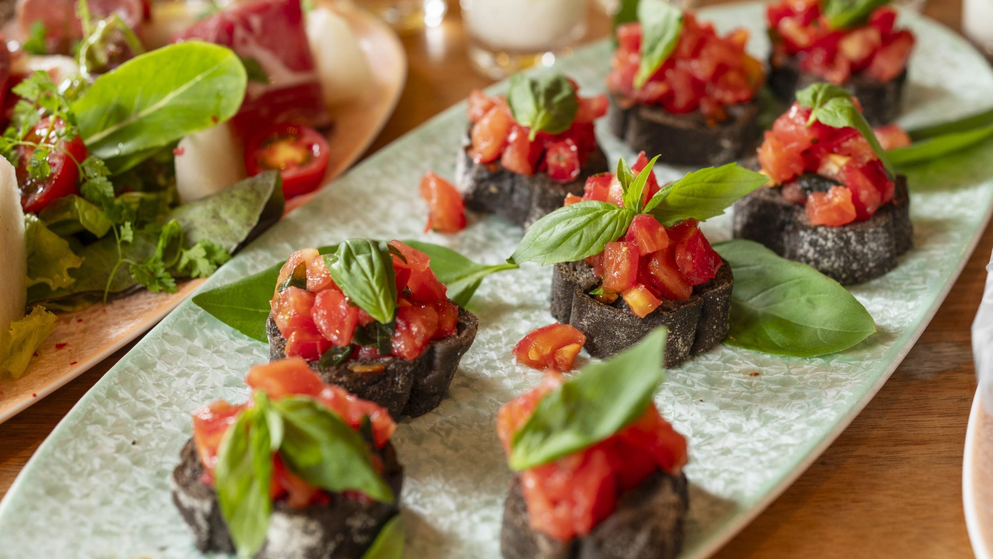 フレッシュトマトとバジルの香り豊かなブルスケッタ（アンティパストワゴンより）