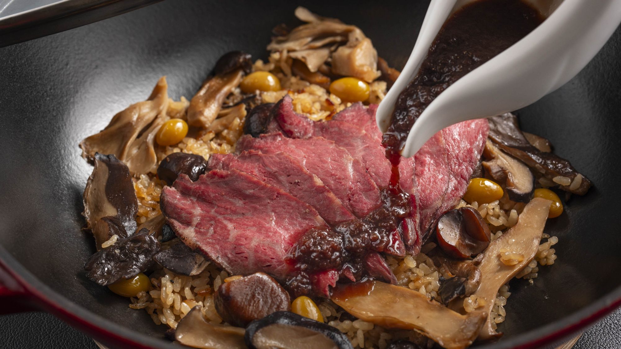 季節野菜の香り豊かな炊き込み　千葉県産和牛のローストビーフを添えて（連泊のお客様の為の特別メニュー）