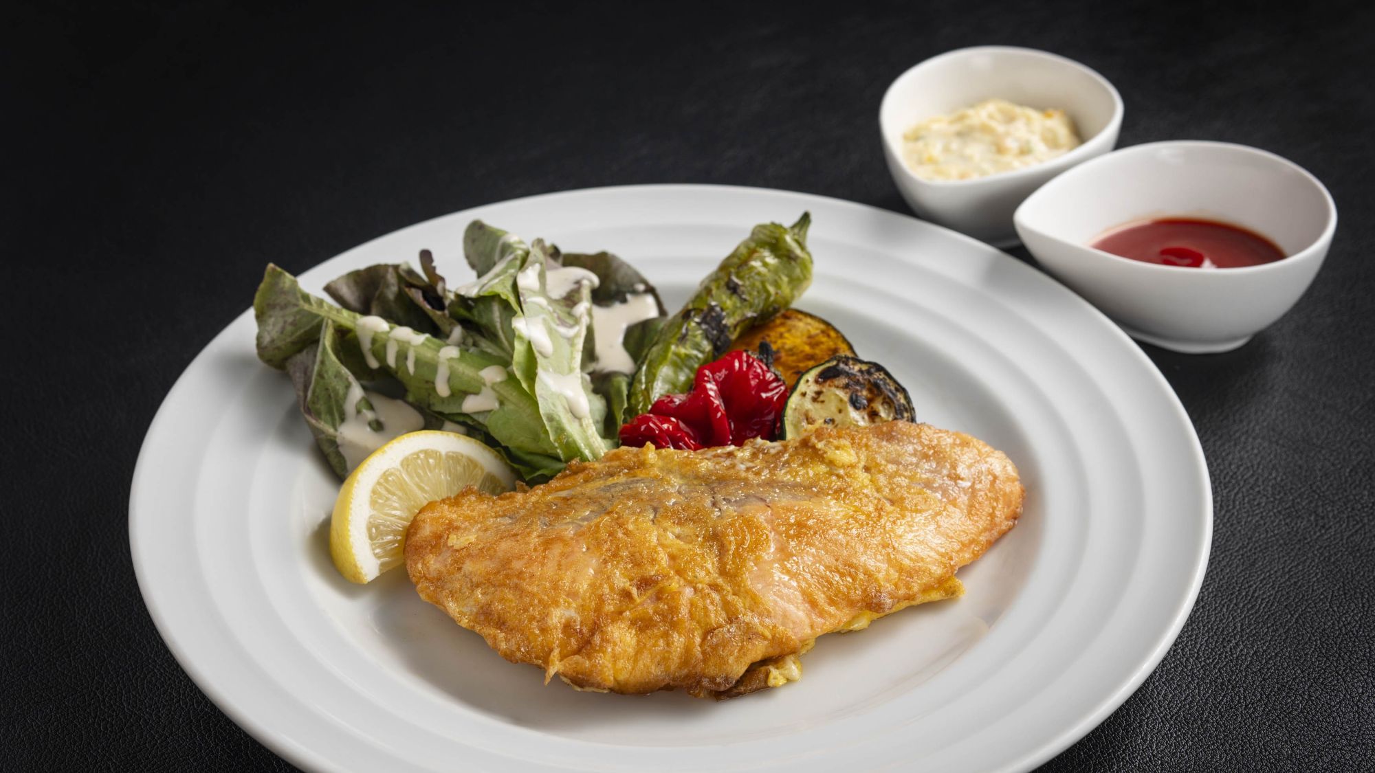 ノルウェー産サーモンを卵の衣でふんわり包んだジューシーなピカタ（連泊のお客様の為の特別メニュー）