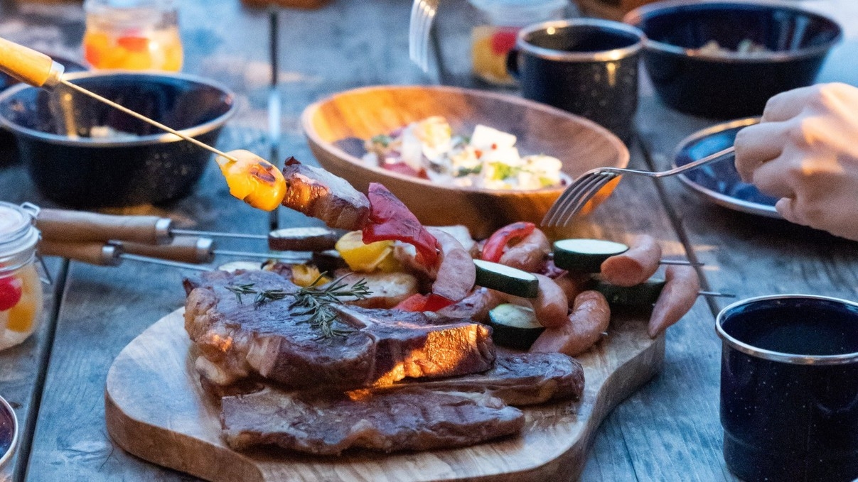 【秋限定10％OFF】塊肉BBQ×食べ飲み放題グランピング！｜夕朝食付オールインクルーシブ