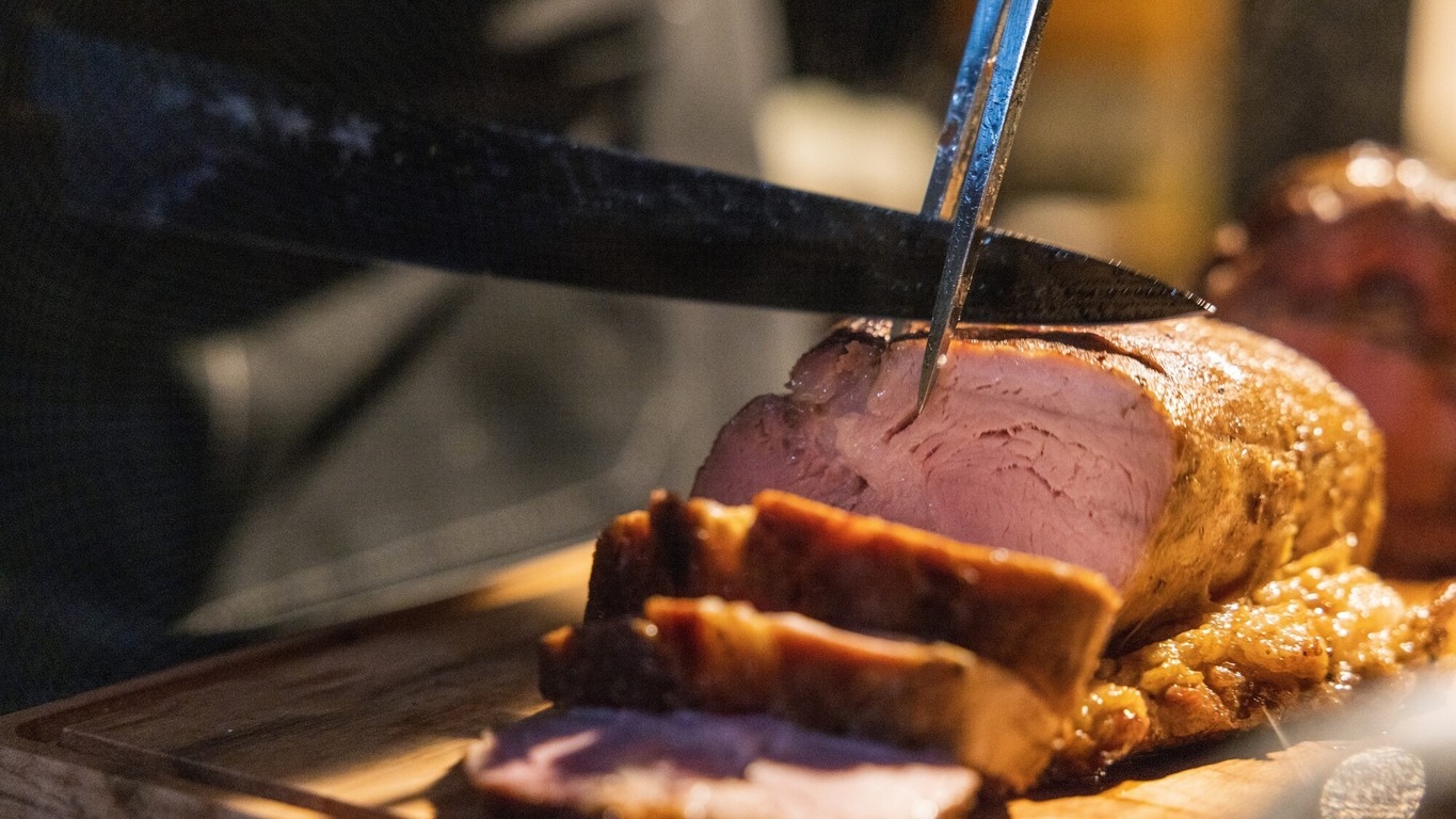 【4周年記念♪3大特典付き・15％OFF】塊肉BBQ×食べ飲み放題！｜夕朝食付オールインクルーシブ