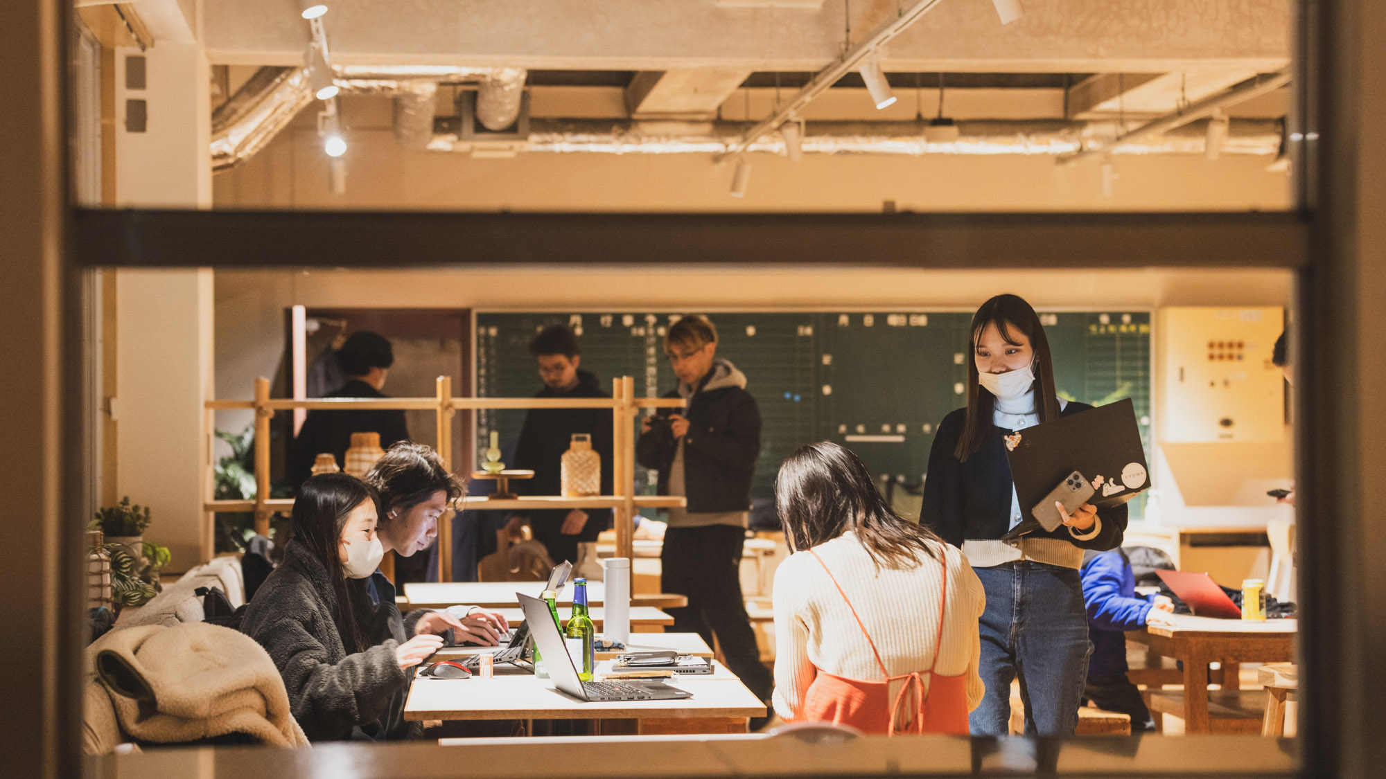 元職員室をリノベーションした、カフェのあるラウンジです