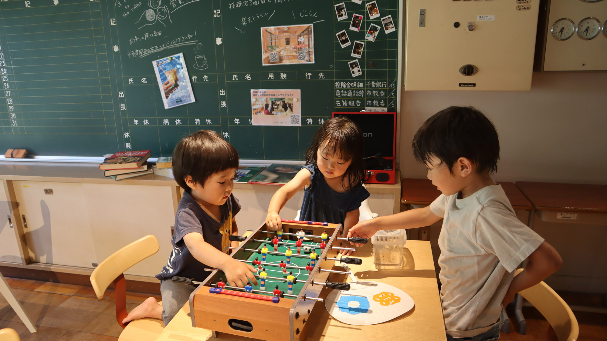教室で夢中になる子どもたち。笑顔あふれるファミリータイム。