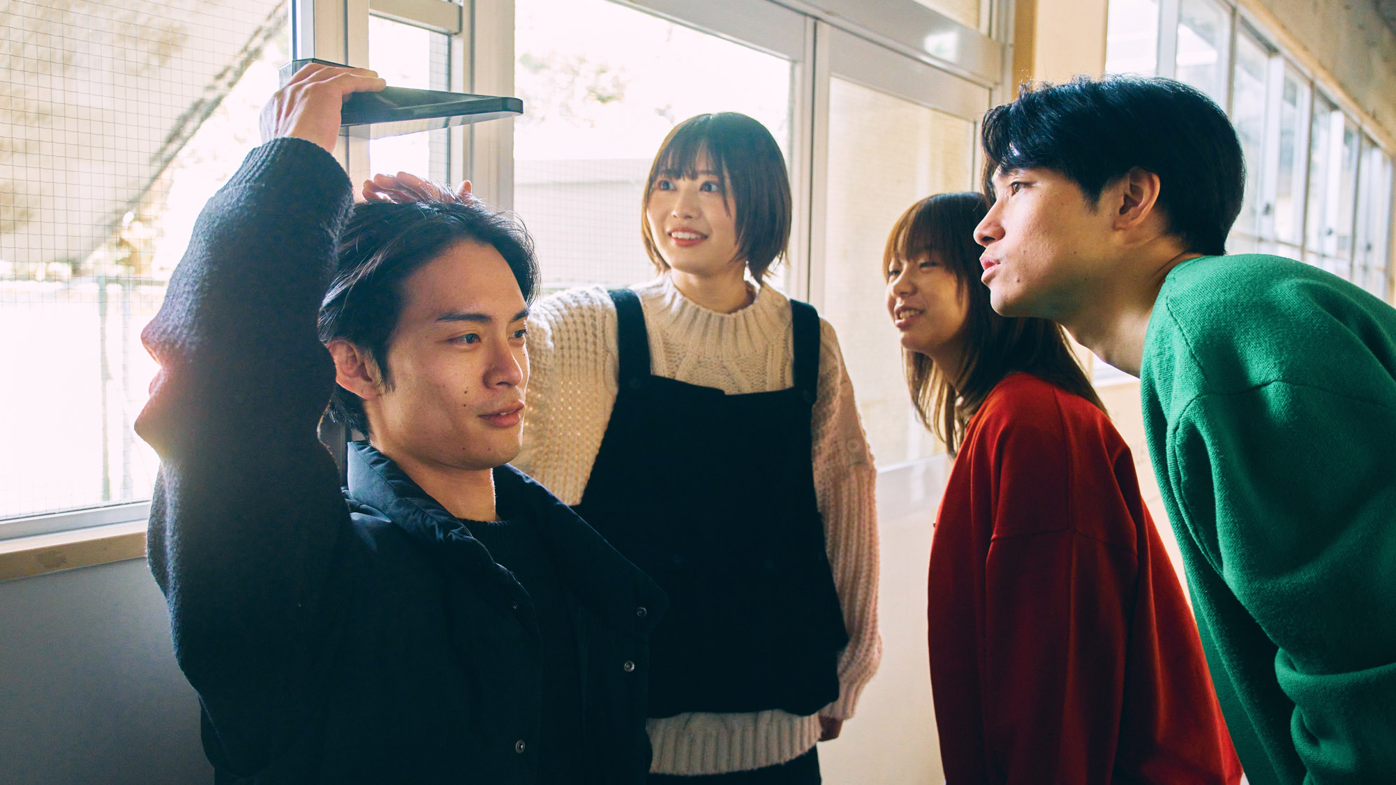 懐かしの座高計で盛り上がるひととき。童心に返る体験がここに。