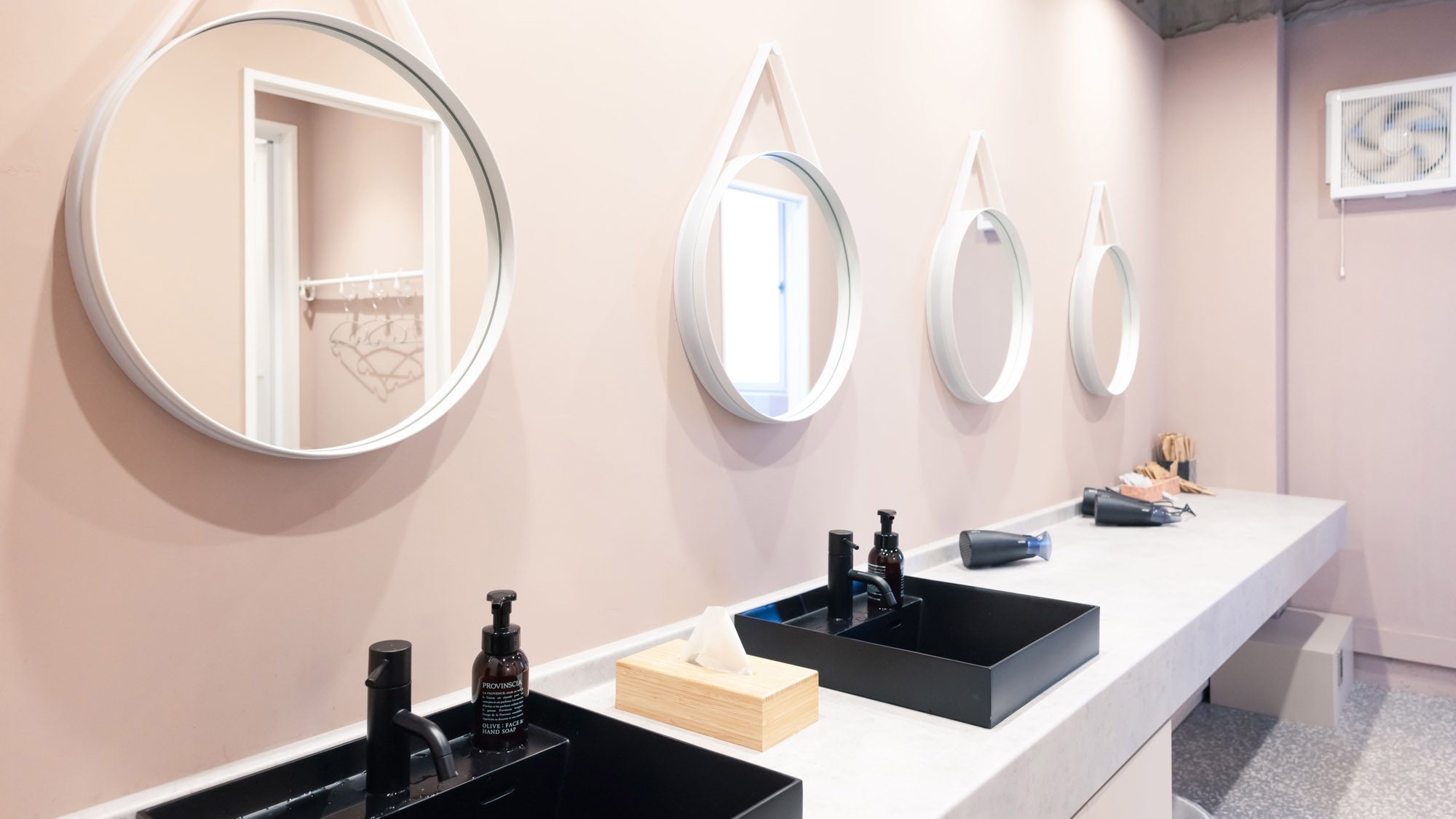 清潔で使いやすいシャワールーム。男女それぞれ4室ずつ完備で安心。