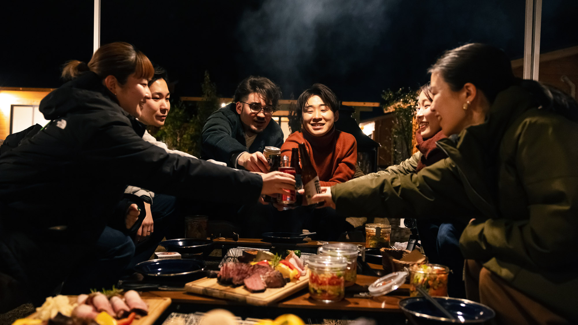 笑顔で乾杯！美味しい料理と楽しい時間をシェア。