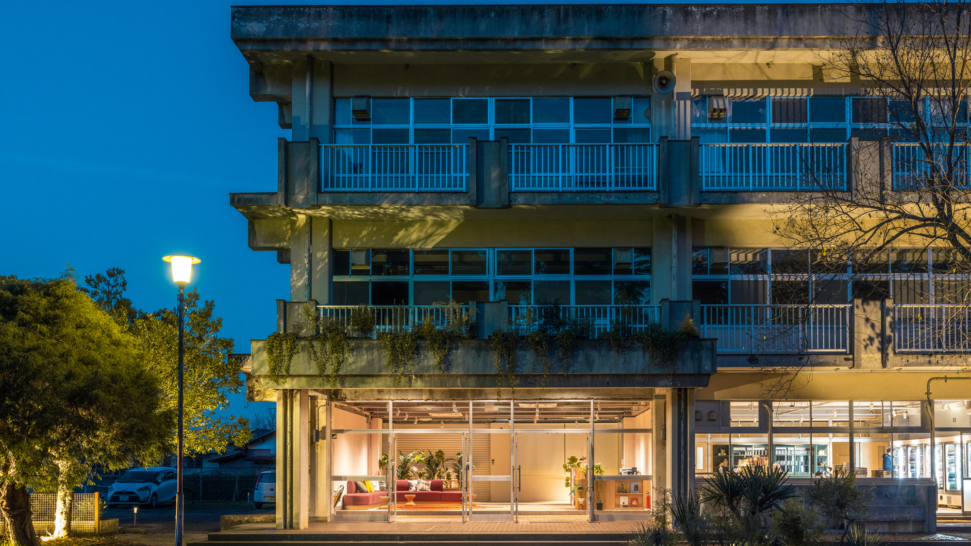 夜の校舎に灯るあたたかな光。静けさが心をほぐします。